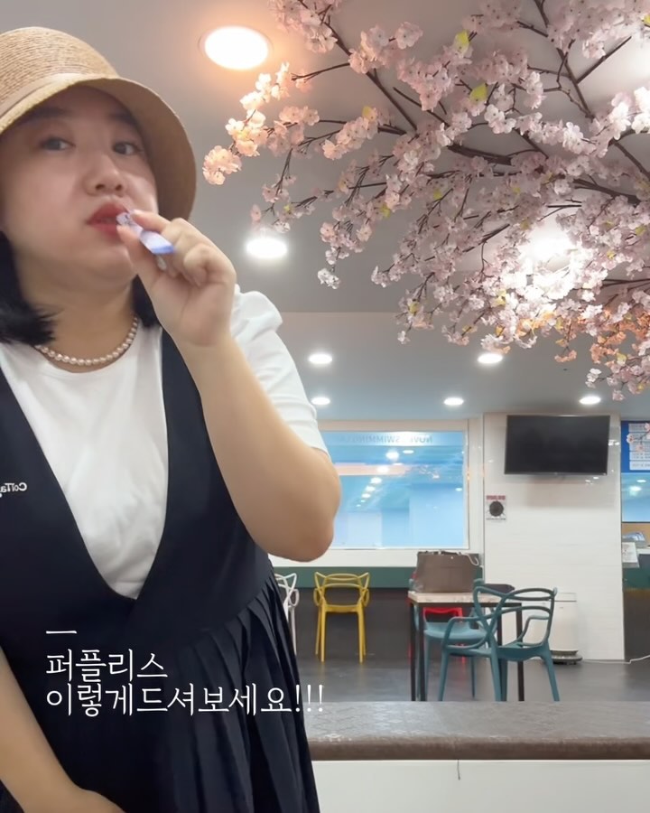 _#잘먹고 ❝오늘도털업❞

어휴. .  아침 영상 다날려먹은 똥멍청이. .ㅜㅜ

이번방학은 편해볼꺼라고
미노 9시 수영을 등록했는데
차량이 집까지 안되서ㅋㅋ 
라이더해주는데, 뭔가잘못된이느낌. . 😆

일단, 오늘도 퍼플리스 털업!!

[붓기&항산화]에 너무 좋은
퍼플리스는 언제든 드셔도 좋아요!!

✅퍼플리스 언제 먹을까요?
✅하루 몇포먹을까요?

▪️아마, 지금 부끼 고민이신분들이 많이 선택해주시는
제품이라서 1포이상!! 2-4포드셔도 괜찮아요!

▪️퍼플리스는 언제든 드셔도 좋아요
아침 눈떴을때 퉁퉁부은 얼굴이 있다면 공복에 섭취하셔도 되구요
(위가약하신분들은 식후추천드릴께요)

자극적인 식사하셨다면 식후 섭취도 괜찮습니다!!

오후,퇴근시간에 다리가 퉁퉁붓는다면 점심쯤도 좋구요!!!

퉁퉁붓는 얼굴이 싫으시다면 밤시간도좋아요☺️

언제든좋구요, 꾸준히가 포인트예요♥️

다들, 꾸준히드셔보셔요!!!

#퍼플리스