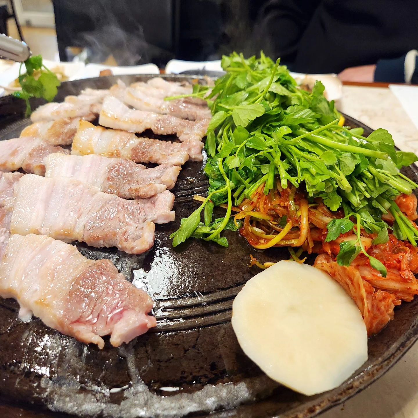 .
삼겹살 땡기는 날 무조건 생각나는 집👍
매일 달라지는 반찬은 집밥 느낌 가득하고 정성스러워서 반찬만으로도 밥 한그릇 순식간에 
비울 수 있는 곳이다. 돼지김치찌개도 완전 최고💕
#압구정진주본점 #압구정진주 #신사동가로수길삼겹살 #압구정고기맛집
#압구정삼겹살 #가로수길맛집 #신사동삼겹살맛집