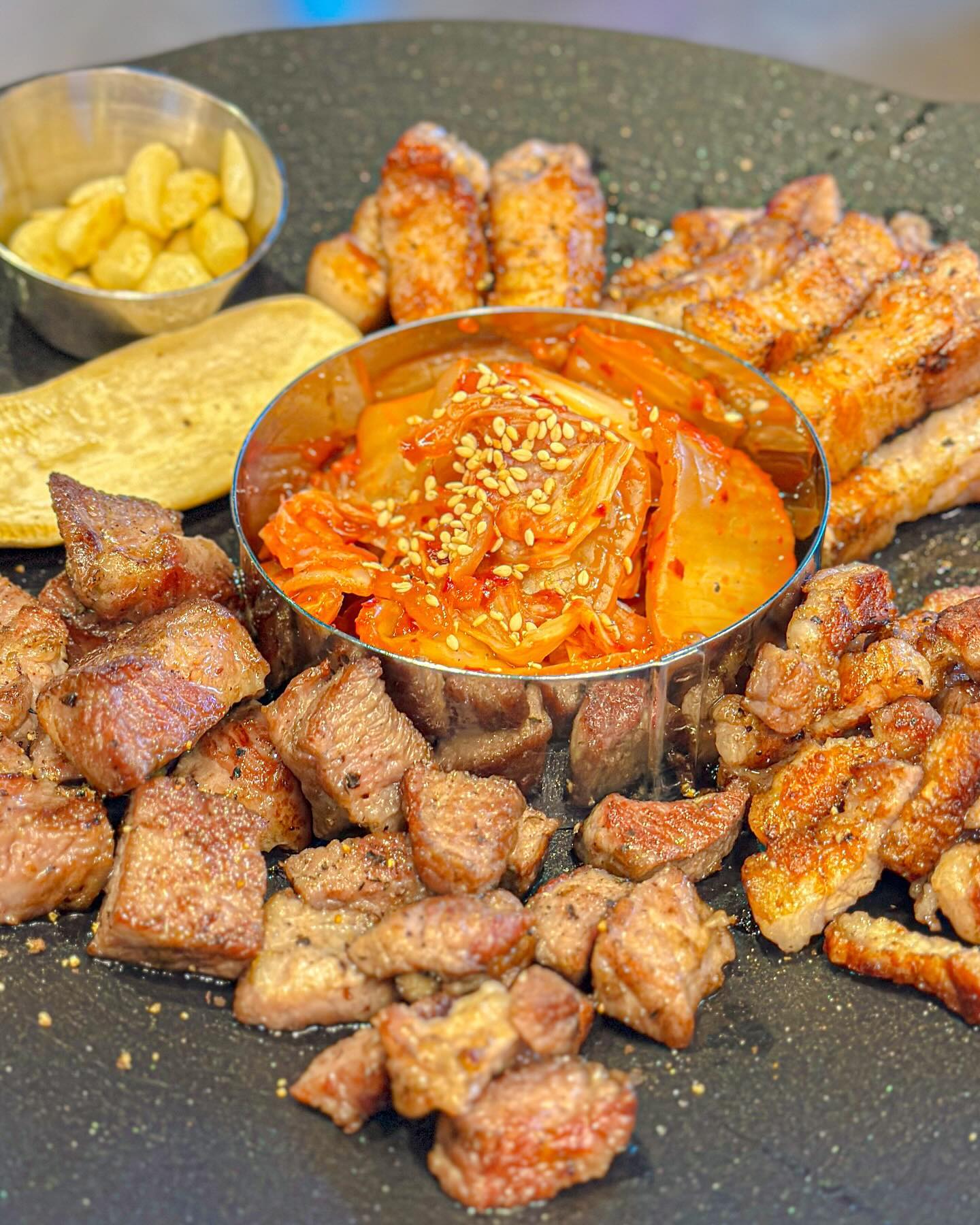 #협찬 #고굽장인용인본점

한국민속촌 근처 숙성 고기 맛집
’고굽장인‘ 용인본점 🥓

고굽장인은 결론부터 말하면 
완전 대대대대대만족❗️

들어서자마자 눈에 띄는 깔끔한 인테리어,
편안한 의자와 깔끔한 식기들,
센스 있는 유아식기와 서비스까지!!

맛 좋고 질 좋은 국내산 한돈을
336시간 숙성하고 900 참숯에서 초벌한 후
특수 제작된 무쇠 불판에서 맛있게 다 구워 나오기 
때문에 주문 후 10~15분 정도의 기다림은 필수

다 구워져 그리들에 나온 고기를 보는 순간 감탄!!
아이가 먹기 편하게 작게 잘라 나온 고기를 보고 
배려에 감탄하지 않을 수가 🫢 센스 인정👍🏻

삼겹살은 지방과 살코기의 비율이 적당해서 
고소 쫄깃 맛있고
목살⭐️ 이게 완전 놀람의 연속! 
목살이 맞나 싶을 정도로 너무너무 부드럽고 
담백해서 맛있어❣️

찬으로 칠게장, 갓 피클, 씨앗 젓갈, 
히말라야 핑크 소금, 와사비가 나와 취향에 
맞게 골라 먹는 재미가!
그중에 제일 맛있는 건 칠게장, 갓 피클 ♥
너무 맛있어서 오 마이 갓피클이라는 말이 절로 ㅋ

시원한 생맥주가 1,900원‼️
이러니 대대대대대만족을 안할 수가 없는
고굽장인은 사랑이야 ♥
단골 등록💟

고굽장인 용인본점
📍경기도 용인시 기흥구 한보라2로 5-11 2층
17:00 ~ 24:00 / 업체 내부 일정에 따라 임시 휴무 발생 가능
⠀

#용인보라맛집 #용인보라고기집 #보라동맛집추천 #용인고기집 #용인삼겹살맛집 #보라동삼겹살 #보라동회식장소 #데이트맛
