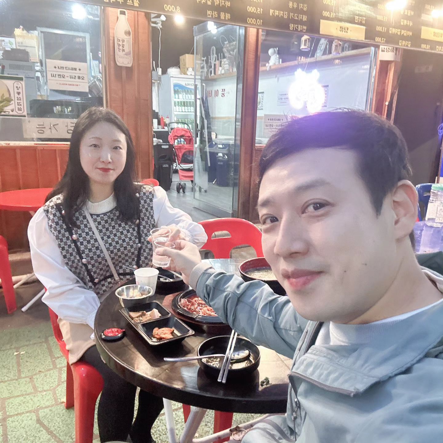 백만년만 같아융😆
이사하느라
정신없어서 인스타 넘
오랜만이쥬😭

인천으루 이사오구
짐정리는 매일
하는중이고

근처 야장 포장마차에서
신랑이랑 술한잔(사실 여러잔ㅋ)
마시고 노래방까지 풀로
놀고나니 주말끝이에융

우리부부는 요즘 심신이 지쳐서
여행이 넘 고프네융🤣

인님들 뭐하고 주말보내셨나용?

#이사했어요
#부평포차거리
#주말순삭
#단단부부일상