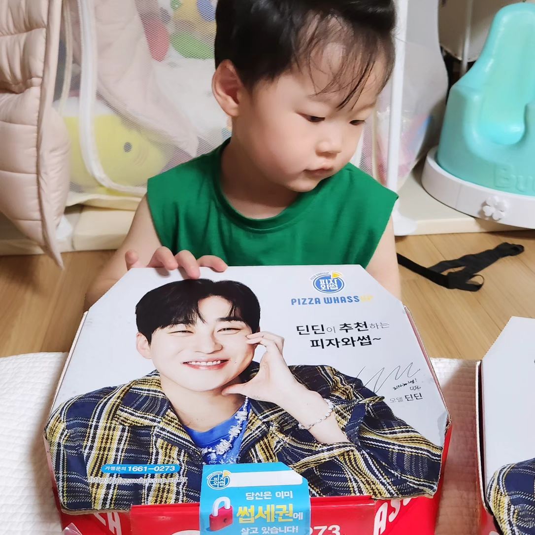 #협찬

아들이 좋아하는 피자를 자주 먹을 수는 없고 가끔!
특별한 날에 먹는 편인데 이번에 아들 생일겸 동생생일이라서 놀러왔길래
내가 쏜다~

어른도 아이도 맛있게 먹을 수 있는 베이컨고구마피자라 불고기피자를 골랐는데 완전 선택잘한거임!!
테두리 빵에 꼭 치즈랑 고구마무스 들어가야함 ㅜㅜ
이건 찐꿀맛 ㅜㅜ
피자 시켜먹을때 고민을 오래하는 이유는 맛있게 해주는 곳을 못찾았고ㅜ가성비가 별루인데 
우리동네에는 없는 피자와썹 매장 피자는 토핑이 우선 짱임
아낌없이 넣어주고 양많고 두조각먹음 배부른데 아들이 먹고 남긴거 다먹어서 진짜 어른셋 배터질뻔했음!!

미트볼치즈스파게티까지 추억의 맛으로 남편하나 남동생 하나 먹으면 딱!맞고 아들이랑 나는 달달한 고구마 피자로 먼저 배채우기 ㅎㅎ
불고기는 단짠인데 짠이강한편이고 고구마는 단짠인데 단이 강한편이라 조화가 좋은편!

피자를 별로 안좋아 하는 사람도 잘먹을 메뉴들로 골라서 테두리에 토핑 넣으면 그냥 이건 끝!
말해모해 ㅎㅎ피자가 물릴수없도록 소스까지 골고루 챙겨주는 센스에 앞접시랑 포크랑 얼음컵이랑 일회용장갑에 물티슈까지 이정도면 사장님센스 터짐 ㅋㅋ
피곤해서 저녁못차릴것같아 포장주문한건데 이동네로 곧이사가면 이젠 단골예약 ㅋㅋㅋ

아이셋보면서 밥못할때는 애들이좋아하는 피자 시켜먹을꺼 ㅋㅋㅋ

#양산피자맛집
#양산피자배달맛집
#야외피자맛집
#가성비최고피자맛집
#양산배달피자맛집
#물금피자맛집
#배달피자맛집
#양산물금피자맛집