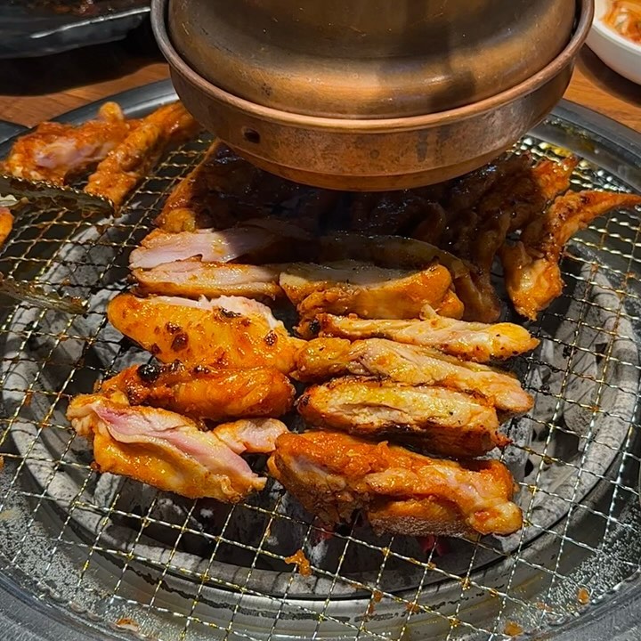 월성동 고기맛집, #미식가의구이 🤍

이베리코세트부터 돼지세트, 닭세트, 소세트 등 
다양한 세트가 있어서 취향껏 골라먹기 구웃 ✨

미식가의 구이 가장 좋은 점은 직원분이 고기를 다 구워주셔서 먹기 아주 편하다는 점 😚

저번에 이베리코세트 넘 맛있게 먹었던 기억이있어 이번에는 닭세트로 주문해봤어요 

🐓 닭세트 (49,000)
닭갈비부터 닭목살, 닭발까지 다양하게 즐길 수 있숨니다 

야들야들한 닭갈비에 매콤소스, 달달소스, 와사비 3가지 소스로 번갈아가며 먹으면 아주 색다르고 맛도리에오 🩵

후식으로는 보글보글 따끈한 된장술밥으로 마무리해주면 든든하고 맛있는 한 끼 뚝-딱 💛

넓은 내부로 단체회식하기에도 좋구 세트양이 2-3인이 많아서 친구, 연인들끼리 오기에도 좋을 것 같더라구요-!

📍 대구 달서구 상원로 187 1층
✏️ 매일 15:00-00:30
🏁 misikga_wolsung 

#협찬 #리뷰노트 #대구월성동맛집 #대구신월성동맛집 #월성동맛집 #신월성동맛집 #대구월성동고기집 #미식가의구이