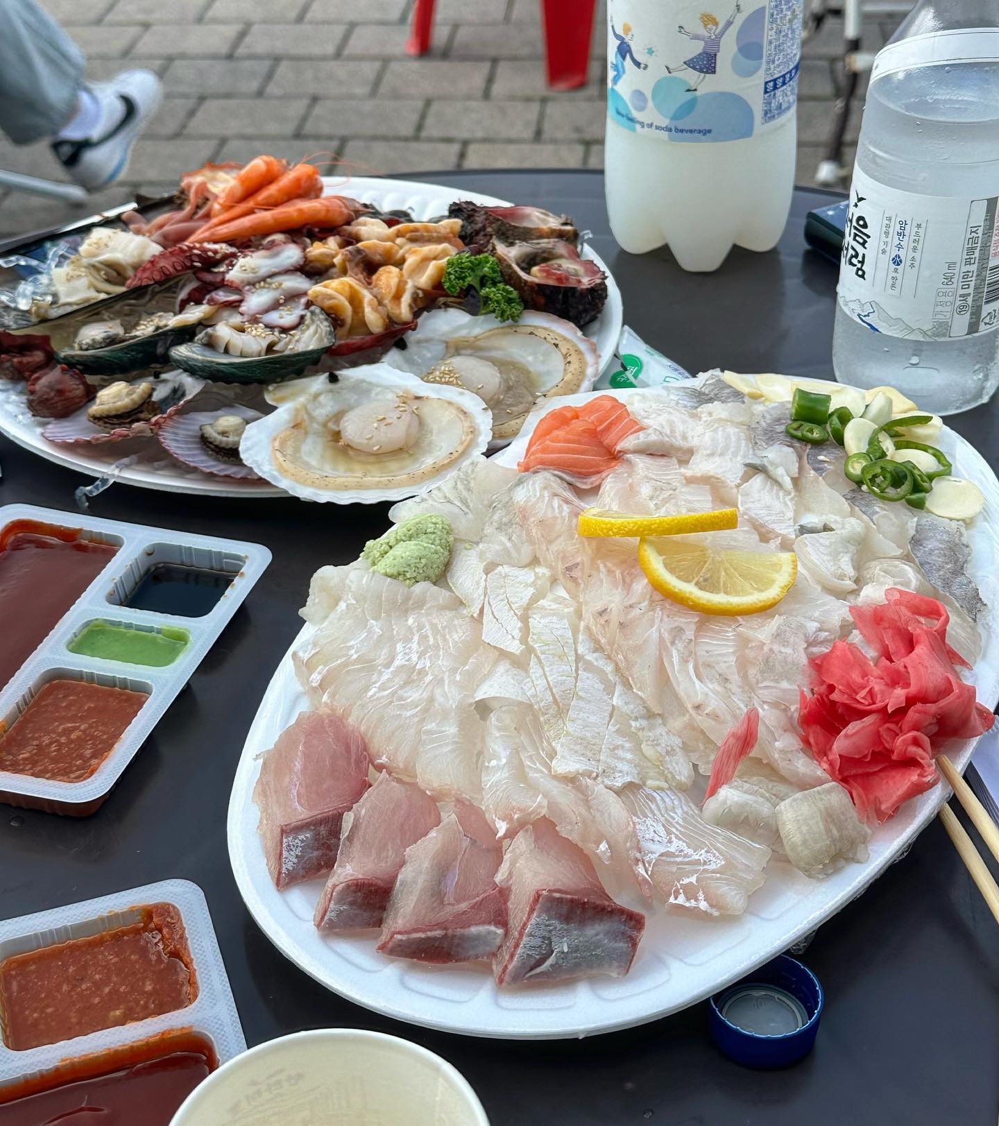 인천 숨은 명소 풉니다

갓 잡은 싱싱한 회를 가성비 있게 먹을 수 있는 서해5도 수산물 복합문화센터!

야외석도 있고 실내석도 있어서 날씨따라 기분따라 좌석 선택해서 먹을 수 있음. 아라뱃길 앞이라 경치도 너무 좋고 밤되면 야경도 최고🫶

바로 앞에 편의점도 있어서 술 계속 사다 마시다가 라면도 사다 먹을 수 있다

한번도 안간 사람은 있어도 한번만 간사람은 없는 곳이니 저장ㄱㄱ

💳회 2~3.5만원(가격대 말하면 그만큼 주심)
📍방문은 서해5도수산물복합문화센터 - 대청도 혁이네

#먹방탐험가 #먹탐 #회 #횟집 #노상횟집 #노상맛집 #아라뱃길맛집 #아라뱃길 #인천맛집 #인천명소 #인천데이트 #검암맛집 #검암역맛집 #인천여행 #인천맛집추천