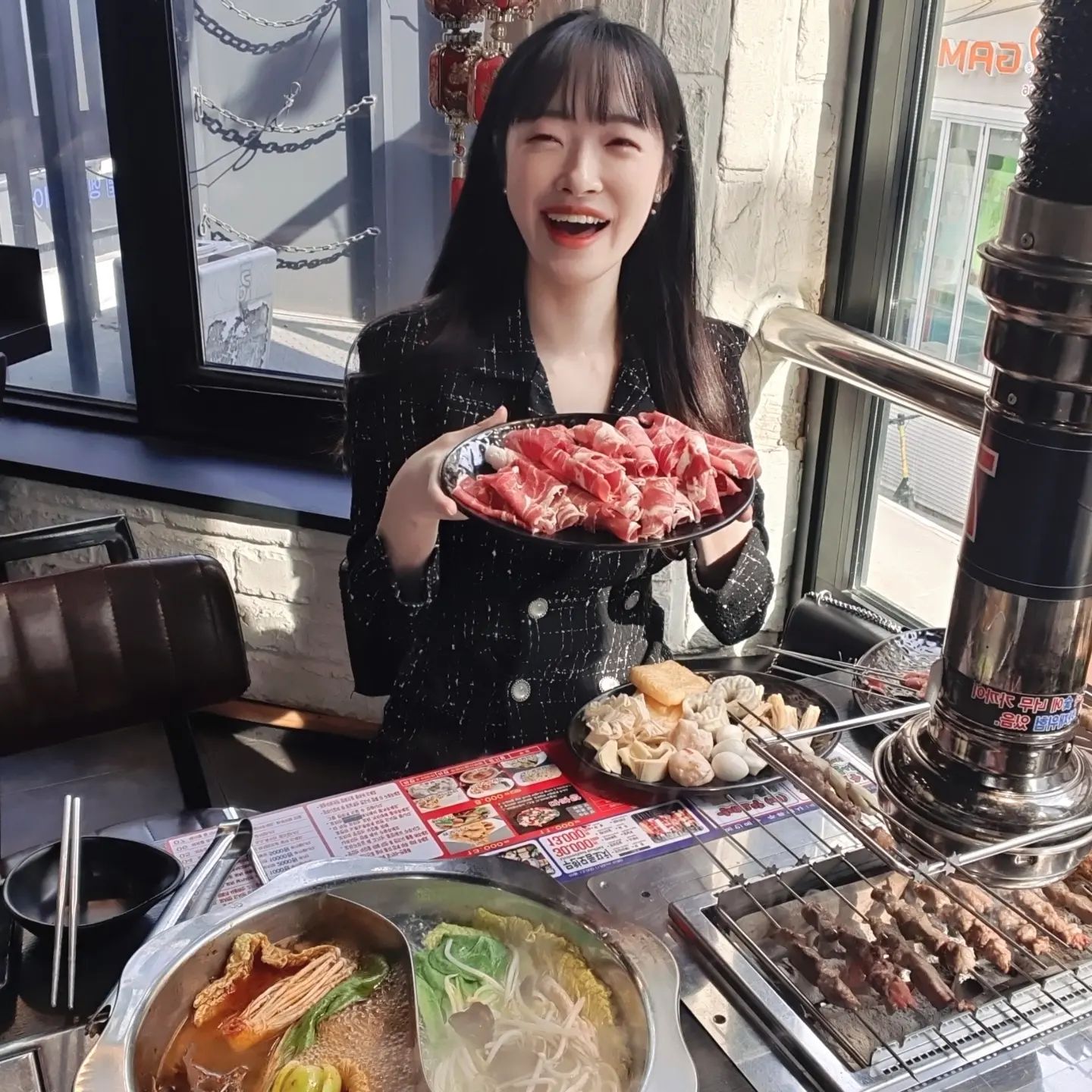 #협찬 #강남무한숯불양꼬치
얼마전에 제가 훠궈랑 양꼬치 먹는다고 자랑했던거 기억나시죠ㅋㅋ 심지어 고퀄 무한리필로 뿌시고 왔습니다!!!!! 

🏠#강남역맛집 #무한숯불양꼬치 
☎️ 02-508-6799
⏰ 11AM-10PM

👉 무한리필인데 이정도 퀄리티라니요!! 웬만한 식당보다 더맛있어요 진심ㅠㅠ 훠궈도, 꼬치도 최고최고😍😍

👉 훠궈 무한리필 점심 14,000원 저녁 18,000원에 각종 야채, 해산물, 분모자, 만두, 버섯, 온갖 면 등등과 양고기 소고기까지 무한!!! 홍탕, 백탕 동시 이용가능하고, 육수도 리필가능해요!!

👉 무한꼬치 30,000원에 양삼겹, 양어깨, 소고기, 돼지삼겹, 닭날개, 막창, 소세지, 새우, 마늘, 버섯 무한!!

👉 훠궈+꼬치 32,000원 (3인 이상 31,000)원에 둘다 이용가능!!

👉 음식이 떨어지지 않게 매장 한쪽에서 직원분들이 엄청난 속도로 쉴새없이 꼬치를 끼우고 계셔요! 

👉 처음 먹는 사람도 어렵지 않게 소스 제조법도 상세히 안내되어 있답니당

👉 무한리필이여도 맛없으면 안가게되는데, 여긴 지이이이인짜 맛있어요!! 

#강남양꼬치 #강남훠궈 #강남무한리필 #무한숯불양꼬치 #강남맛집추천 #강남태국음식 #강남핫플 #강남데이트 #인플루언서 #체험단 #식당협찬  #강남맛집