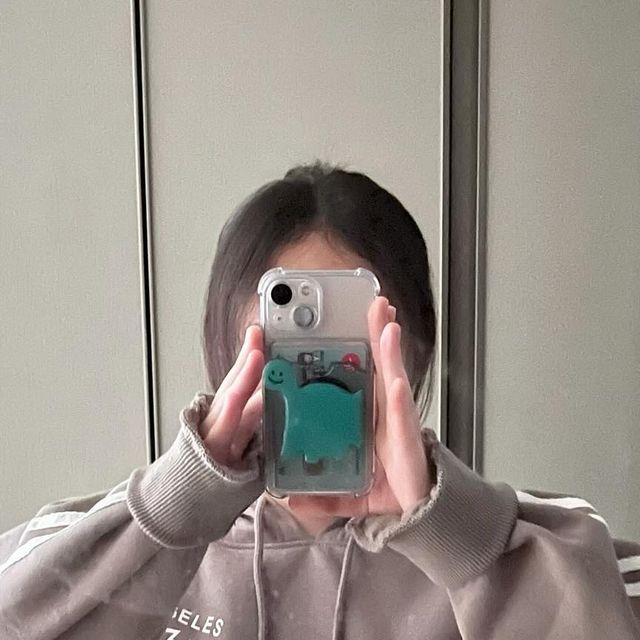 김연화 on Instagram: "#협찬 @the__pink__ [더핑크] 다뮤 레터링 배색 오버핏 기모 후드티 ✅ 차콜 착용 #쇼핑몰추천 #후드티 #블록코어 #Y2K #유니크룩 #더핑크"
