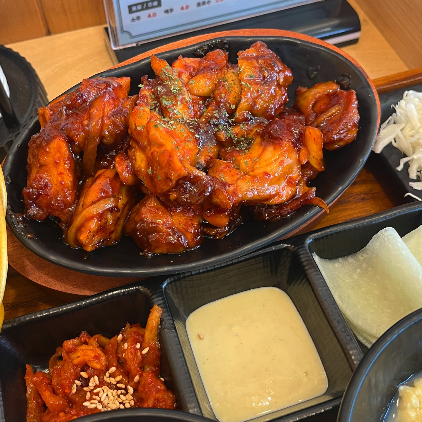 야들야들 닭살에 쌈까지 곁들여 먹을수있어서 넘 좋아유~~~
1인좌석도 있고 테이블도 있어서 창원대 근처에서 혼밥하기에 딱좋은 장소인거같아용~~~

👀가게명 : 쌈마이닭쌈밥
👃위치 : 경남 창원시 의창구 퇴촌로9번길
👄 양념닭쌈밥 8,800원

#창원 #창원맛집 #창원대 #창원대맛집 #닭쌈밥 #쌈밥 #쌈마이닭쌈밥 #창원대쌈밥 #창원데이트 #창원맛집추천