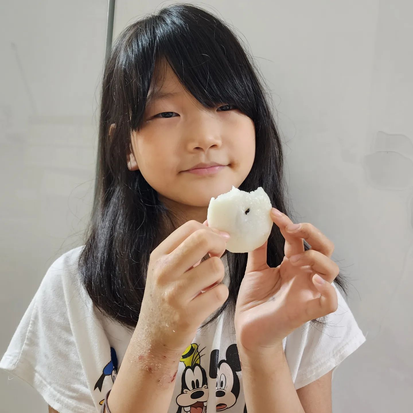 #아이간식
오랜만에 주문한 #가람떡집 #잔증편
우리쌀로 만들어 믿을 수 있고 해썹인증받은 떡집이라 안심되는 곳인데요~
앙금이 들어간 것과 안 들어간 것이 있어서 입맛에 맞게 주문할 수 있어요

택배로 받아 먹을 만큼 실온에 놓고 2~3일 드시면 되고 나머지는 냉동보관했다가 전자렌지에 돌리거나 후라이팬에 버터나 기름 살짝 둘러 드시면 맛있어요🤗

우리 아이들도 좋아해서 가끔 생각나면 주문하는데 가격도 착해서 주문할 때마다 만족스럽네용😍
#답례떡 으로도 판매 중이니 네이버에 #천안가람떡집 검색해 보셔요🙆‍♀️

rattl1

#맛있는떡 #기정떡 #증편 #술떡 #잔기지떡 #익산증편 #떡선물 #맛있다그램 #맛스타그램 #일상