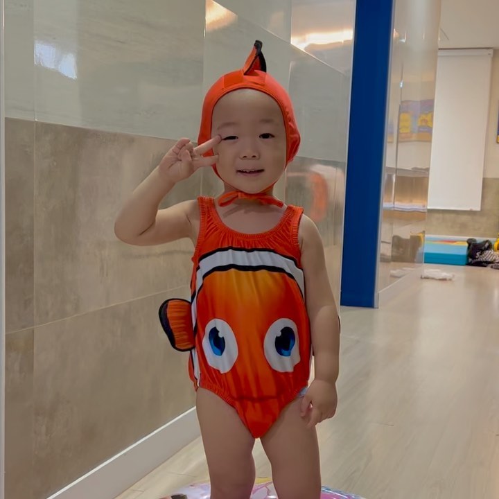 제주 풀빌라펜션 몰랑이키즈펜션💚
아이랑 제주도여행 계획하면 숙소가 가장 고민되고 많이 찾아보지않나요? 호텔에서 자면 부모는 편하지만 아이가 참 많이 심심해하더라구요.. 
이번 제주도여행 중 하루는 민준이를 위해 키즈펜션에서 자야겠다 생각하고 열심히 찾아보고 다녀온 곳인데 정말 대만족이었답니다. 할비와 수영도 신나게하고, 할미랑 주방놀이도 하고, 평소 좋아하는 트램폴린에서도 신나게 뛰고 놀 수 있었어요!

부모로써 가장 좋았던건 아이에게 필요한 모든것들이(바쓰, 치약, 아기욕조, 비상약, 식기세트, 젖병소독기, 물놀이에 필요한 구명조끼, 튜브, 물총 등)준비되어 있다는점이었어요.
바다가 보이는 숙소. 제주키즈펜션 몰랑이키즈펜션 추천해요💚

#제주키즈숙소#몰랑이키즈펜션