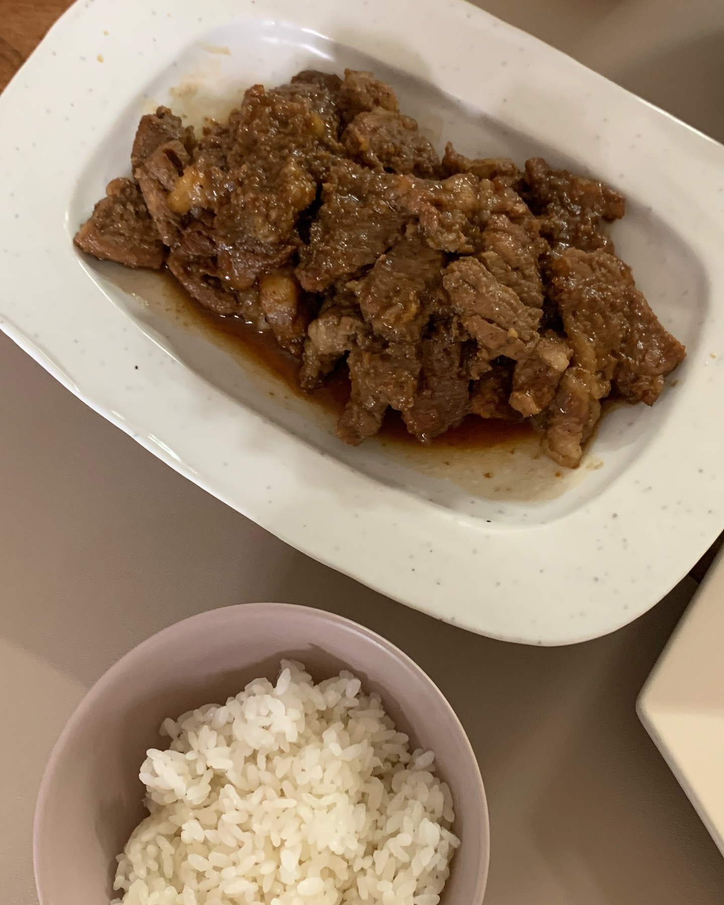 유리 x 38년전통 장우가든 돼지갈비 🤎

1986년 장우 정육점식당으로 시작해
2대에 걸쳐 38년간 운영하는 오프라인 맛집
한돈 돼지갈비를 집에서 편하게 드세요!!!
냉동인게 안믿기는 고기 양념 퀄리티가 
진짜 찐찐 맛도리입니다 🫡✨✨

저 사실 양념고기를 안좋아하는데
이건 먹자마자 해야겠다 싶었어요!!!
추석선물로도 너무 추천이지만
밥반찬, 캠핑 밀키트로도 딱이에요 !!!

✔1.2cm로 직접 손질해 식감을 살리고
육즙까지 가둔 최적의 두께로 24시간 저온숙성해
고기가 부드러워요!

✔방부제, 화학연육제, 식용 본드 없이
자연재료만으로 만든 비법 양념을
이중칼집으로 고기에 쏙 배어 맛있어요!
밥 도둑 그자체…🍚

✔위생적인 자체공장에서 직접 손질 후
제조 및 냉동하여 발송해서 위생적이에요!

9월 8일 일요일까지 진행 
추석선물포장은 별도추가 입니다