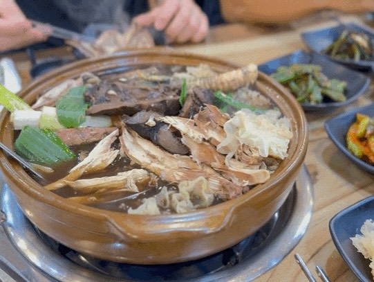 🎯심마니산약초백숙 오남 다녀왔어요.

🎯능이백숙에 능이가 대박👍👍👍

📌사장님이 직접딴 능이로 사용한다는데 그럼 국내산?
국내산 능이를 이렇게나 많이? 굿!!!

📌반찬도 직접 기른것으로 찬을 만든다고해요.

🎯 능이 좋아하는 남편이라 남은거 포장해줄수있냐고 물어보니 포장해주셔서 국물 우려서 2틀동안 더 먹었어요❤️❤️❤️

🎯초복 중복 말복 능이먹으러 고고!

#남양주오남능이백숙 #남양주오남맛집 #심마니산야초백숙 #심마니산야초찐맛집 #오남맛집 #오남삼계탕 #오남능이백숙