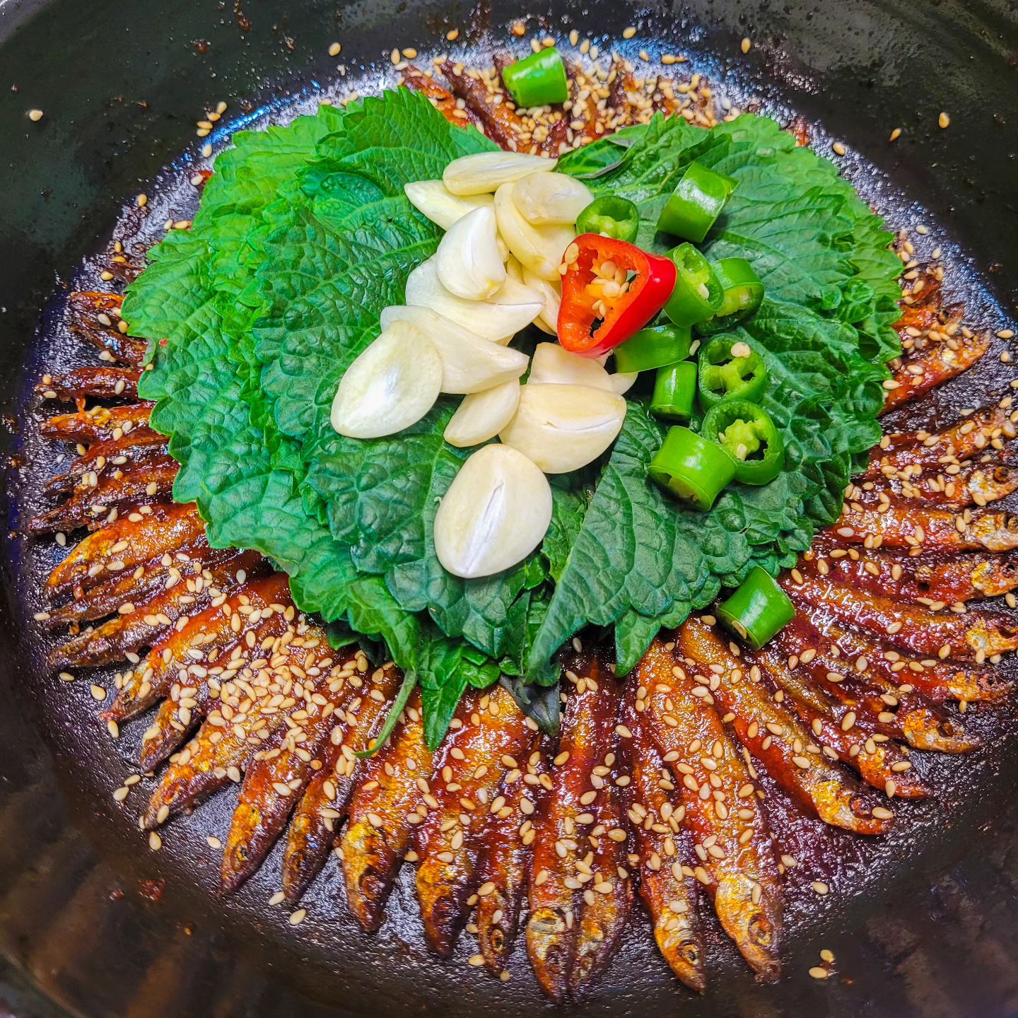 #경기 #파주 #청산어죽 #🐟

어죽이라고 해서...🥘🥘
추어탕 맛 나면 어떡하지....했는데..😬😬
향도 거의 없고 비교하자면 🤔🤔
감자탕 걸쭉한 국물에 국수 말아먹는 느낌..⁉️
은근히 밥도둑🍚 이라니깐요~~~👍👍 

도리뱅뱅이도 처음 접해본 음식인데..
진짜 짱 마시쏘..😋😋💗 
생선인데 왜 치킨 닭강정 같은 맛이 나는거냐구우~

📍 청산어죽

⏰️ 영업 시간
매일 10:30 ~ 21:00 
💥 브레이크 15:30 ~ 16:30
  라스트 오더 20:30

💰 메뉴
청산어죽 1인🥘 10.0
도리뱅뱅이🐠 12.0

✨️차별점✨️
☝️ 도리뱅뱅이와 어죽 이라는 특별한 메뉴 판매~💸💸
✌️ 회전율이 엄청 빠르고 좌석이 넓어서 모임하기 좋음🔄
👌 어죽육수, 국수사리, 공기밥, 야채 서비스로 제공‼️🍚🥬
🖖 전 메뉴 포장 가능 🙆🙆👌
🖐 어죽은 2인분 가격으로 3인분 포장해주심😆😆💗

📣 한줄평
낯선 음식이라 걱정했지만 누구나 호불호 없이 먹을만한
걸쭉한 감자탕 국물? 느낌의 맛도리집..🏡💕

✅️ 재방문 의사
🎗🎗🎗🎗🎗

🪧 경기 파주시 돌곶이길 99 청산어죽

#마리_파주
