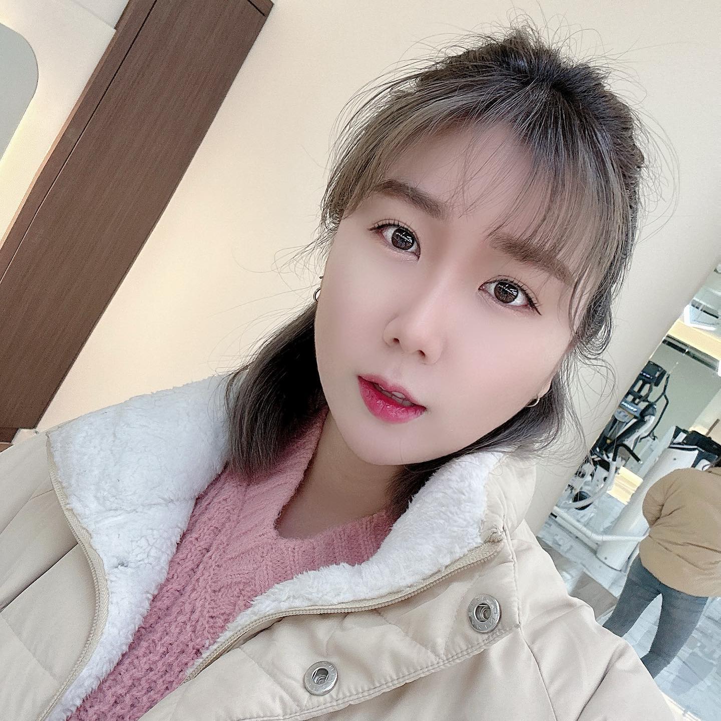 오랜만에 피드😍

속펌해서 이제 앞에 속눈썹 어떻게든 뷰러찝을려고 노력 안해도 슉쓕 알아서 자연스러움🤭
원장님께서 나는 알지 못했던 눈앞머리에 있는 속눈썹까지 찾아서 펌해주셨음
milchak_brow 세상 꼼꼼하셔라...

펌하면서 꿀잠자고

창원점 조명조아서 운동말고 사진찍으러 옴
꺄륵 😝