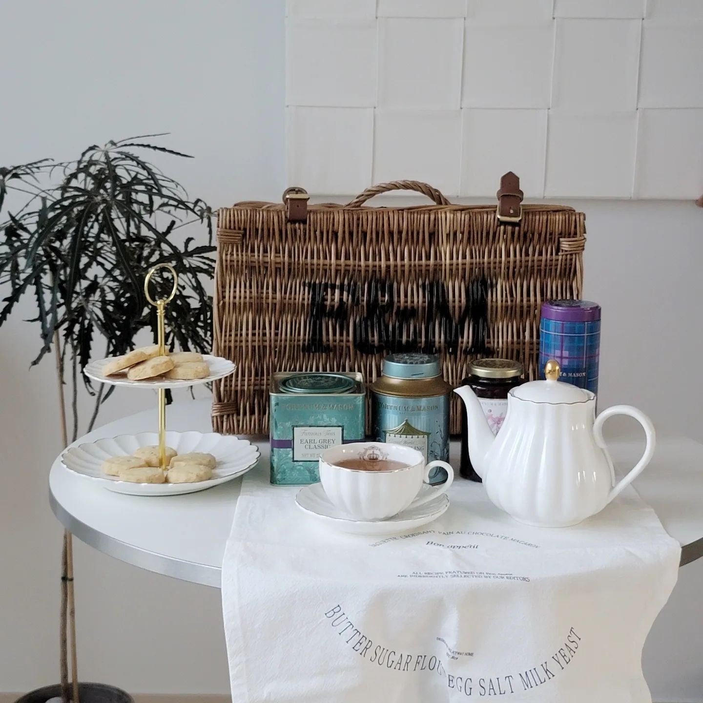 #광고 fortnums 
1707년에 런던 피카딜리 거리에 설립된 이래로, 탁월한 식품과 서비스를 제공하며 런던 필수 방문지로도 유명한 포트넘앤메이슨 Fortnum & Mason!
전 세계 홍차 애호가들에게 사랑받고 있는 브랜드에요.
게다가 너무 예쁜 기프트 박스 때문에 선물 아이템으로 최고의 인기라죠😊
다양한 모양과 크기의 햄퍼를 선물할 제품 개수에 따라 알맞은 크기의 햄퍼 선택이 가능 
저는 미디엄 햄퍼로 7개 ~ 9개의 제품을 담기 적합해요
얼그레이 클래식의 깊은 풍미와 함께 잘 어울리는 쇼트브레드 비스킷까지 페어링해서 구성하면 기억에 남는 특별한 선물이 될 것 같아요🤎
5월에는 선물할 곳이 많은데 선생님께 건강과 맛도 함께 챙길수 있게 선물해드리려고 해요.
이번 감사의달 선물로 어떤 분들께 이런 햄퍼로
감사의 마음을 전하면 좋을까요🎁

🔖신세계백화점 주요 매장 혹은 SSG.COM
(https://www.ssg.com)에서 구매 가능.
포트넘 앤 메이슨 공식 온라인 스토어
(https://www.fortnumandmason.com)에서는 보다 다양한 제품들로 햄퍼를 구성할 수 있으며 직배송 가능.
최근 카카오톡 선물하기에 입점하여 더욱 편리하게 선물 가능.

#포트넘앤메이슨 #포트넘 #티타임 #영국홍차 #애프터눈티 #홈카페 #홍차 #홍차선물 #홍차추천 #비스킷 #비스킷추천 #햄퍼 #햄퍼선물 #감사의달선물 #감사의달 #가정의달선물 #가정의달 #5월선물 #어버이날선물 #스승의날선물 #프리저브 #티페어링 #SSG #신세계백화점 #신세계 #FortnumandMason #Fortnums #hamper