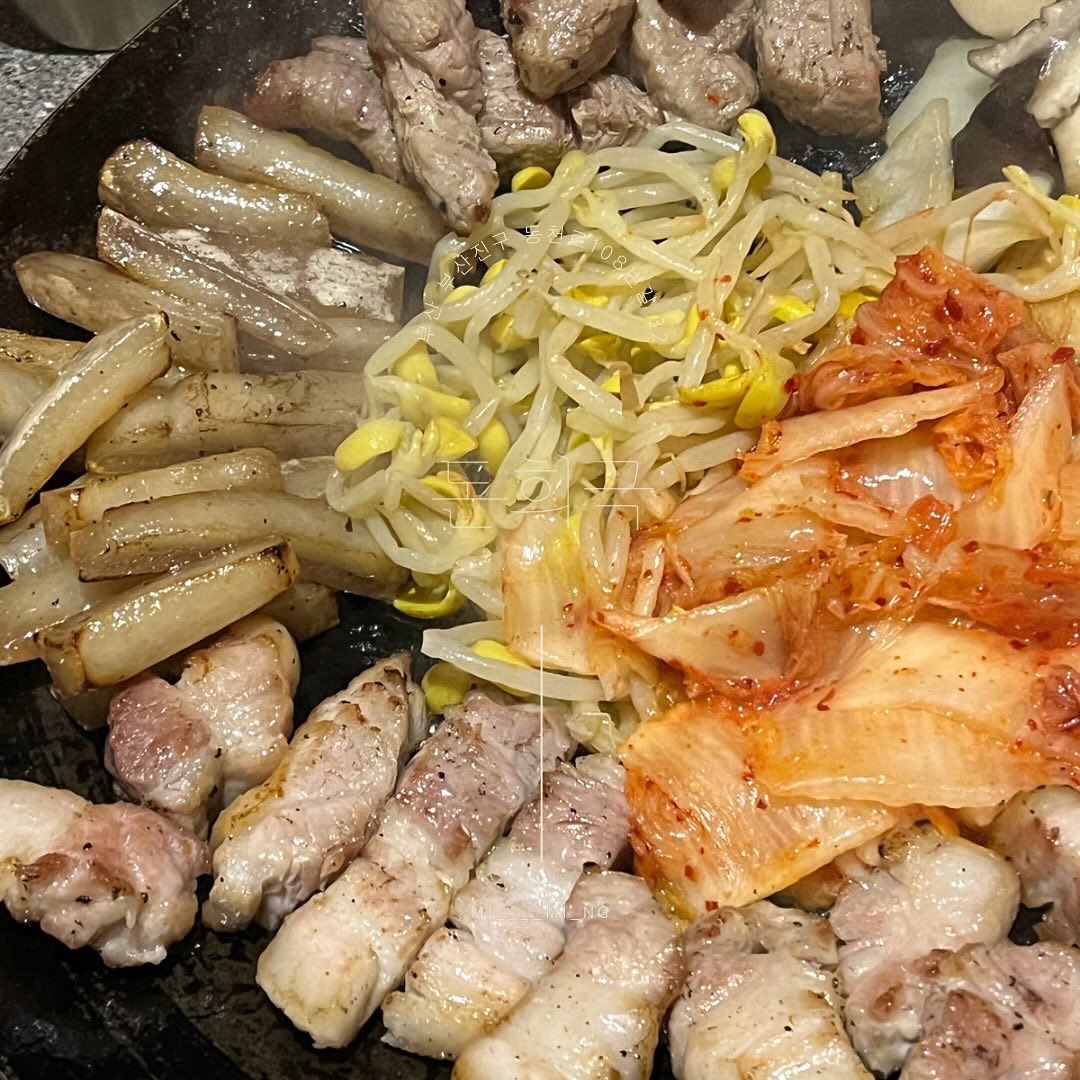 🐷
야무지게 구워주시는 고기 한 상 😋
껍데기까지 야무지게 먹어주니 딱이랍니당 🫰🏻
버너가 아닌 테이블에 불판이 있어서 자리차지도 안 하니 편리편리!
퐁신 퐁싱~~ 계란찜은 말 모!

📍돈희극
- 부산 부산진구 동천로108번길 32 

#돈희극#서면맛집#서면고기집#전포맛집#전포고기집#먹팔#맞팔#먹팔맞팔#선팔#일상#소통