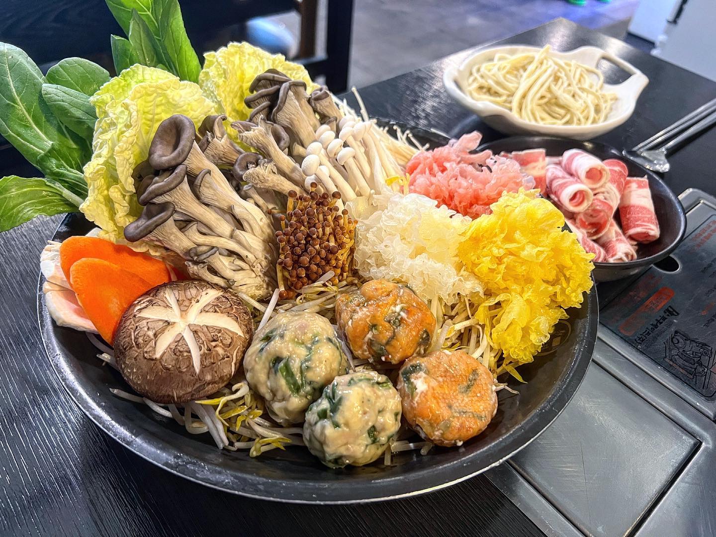 #밀천지 #🍄 #버섯샤브샤브

오랜만에 올리는 피드도 역시 #먹방 이네요 :)
#의정부맛집 꼽으라면 바로 여기 !
#가성비맛집 쪼아쪼아 ☺
오늘은 오랜만에 쉬는날 !
내일부터는 또 본캐로 돌아가야지 ^.^*

#중국집사장님 #바로나 😆