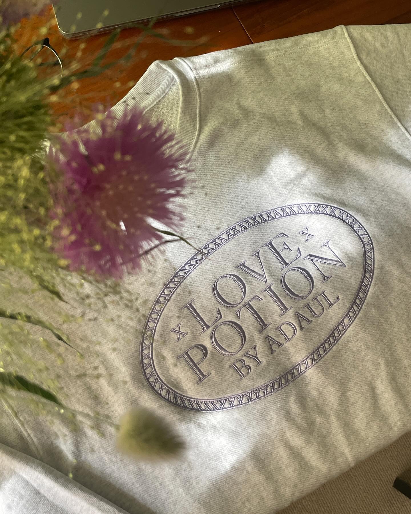 #광고 LOVE POTION🔮🤍
재택근무 하는 날은 반드시 편하게 입는 편

어다울에서 사랑스러운 자수가 포인트인
스웻 셔츠와 조거팬츠 셋업을 보내주셨어요

낙낙한 품에 폭 감겨 있는듯한 착용감이
너무나 편안해서 자꾸만 손이 가는..💜

중동지역에만 난다는 엉겅퀴과의 보라색 꽃과
보라 양말로 자수 컬러와 깔맞춤해 보았어요 💟

사랑의 묘약 덕분인지 스웻 셋업으로도
러블리한 무드 성공한 듯 싶은데, 어떤가요?

#어다울 #ADAUL #스웻셔츠 #맨투맨 #조거팬츠 #셋업 #추리닝 #트레이닝복