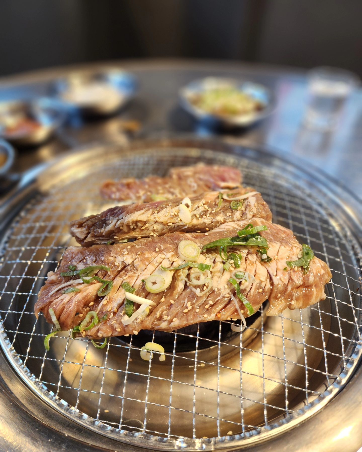 #협찬
.
친구랑 광안리 바닷가 놀러 갔다가 
저녁으로 고기 먹고온 #광안리고기집 
#마포숯불갈비 에서 한잔했어요.🍺 
#갈비맛집 으로도 유명한 곳 
광안리 바닷가 근처라 갈비가 땡겨서 
#늑간살 시켰는데 소고기를 이렇게 
저렴하게 먹을수 있어서 너무 행복했어요. 
ㆍ
연탄으로 구운 고기라서 그런지 
고기가 더 맛있더라고요. 
실내도 원탁이라 레트로 느낌도 나고 
분위기도 내스퇄~ 👍
고기먹고 먹고 #차돌된장찌개 그리고 
공기밥 시켜서 술밥 만들어 먹었더니 
정말로 든든하더라고요. 🥘
속이 든든하니깐 술도 술술 들어가고 ㅋㅋㅋ 
차돌된장찌개에 차돌 고기가 많이 
들어 있어서 여기에서 된장찌개 
꼭 드셔보세요. 
ㆍ
직원분이 고기 먹는 방법도 친절하게 
설명해주시고 너무 맛있게 한끼 해결한 
#광안리고기집 이였습니다. 
🥩🥩🥩
.
#포블로그#맛집#고깃집#갈비#데이트#저녁#외식#회식장소#가볼만한곳#모임장소#가성비#단체#연탄