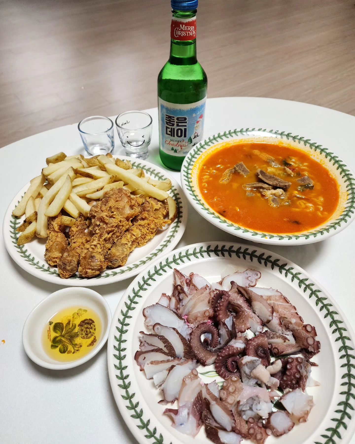 지난 술상
아빠낚시표 문어숙회랑 곰탕베이스 라면
그리고 애들 먹다남은 치킨+ 에프 감튀 🍟
술은 여윽시 집에서 편하게 먹는 술이 쵝오👍🏻

#집술 #술상 #홈포차
.
.
.
.
.
#야식 #집밥 #홈술 #밀키트 #문어숙회 #홈쿡 #반찬 #맛집 #음식 #요리 #술안주 #쿡스타그램 #먹스타 #먹방스타그램 #맛있다 #맛도리 #술스타그램 #홈술 #간단안주 #소주 #안주 #먹팔환영 #먹팔맞팔 #먹팔해요 #먹스타맞팔