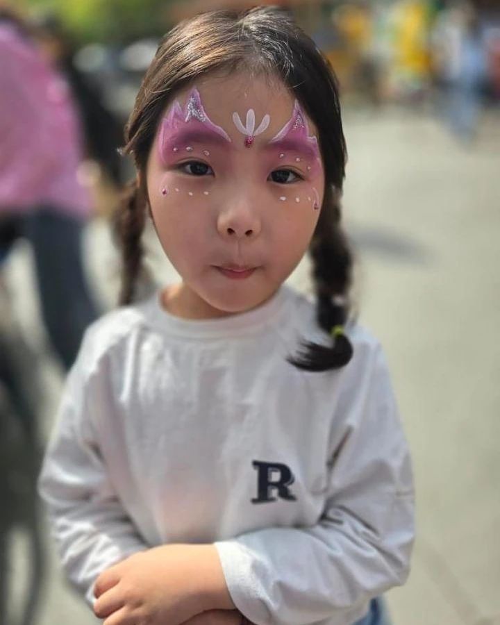 첫번째 사진은 언냐같구, 두번째 사진은 나같다^^
아기가 쌍꺼풀 있는건 왜 볼수록 웃기고 귀엽지?
이모 다이어트하고 나타난다 비니야❤️
요즘 이모 이쁘단 소릴 안하더라....(돼지된뒤로..🤣🤣)
옷은 이쁘다함....(나랑 취향 몹시 비슷)
그래서 내가 사주는옷들..다 좋아함
10년뒤에 내 옷 다 들고가겠다..🤭🤭🤭

#언니딸#황금개띠#조카그램#뽀송이#비니#로아앤제인#7살기록