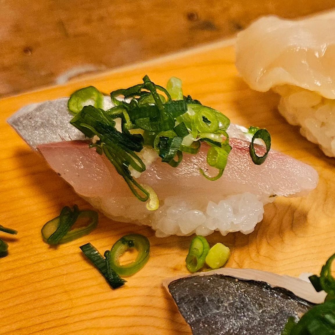 [일본스시2]#kurumasushi 
💰오마카세 1인당 3300엔
💰도쿠리 한병 800엔(#이소지만)
시즈오카 쿠사나기역 근처에 오마카세가
휴업일이라 급하게 찾은 스시집
카운터석 만석이라 테이블에서 먹어 아쉬웠다.
(테이블도 바로 만석)
시즈오카역에서 도보 15분 정도 아주 외진곳에 있음.

-츠마미 2종 이후 바로 스시시작
나물은 달달고소, 실치(?)는 밍밍한맛

-스시
타코, 광어, 오징어👍, 참치붉은살, 보리새우👍, 관자,
가쓰오👍, 게샐러드군함, 교쿠, 참치중뱃살, 명란군함,
우니군함, 게살 등등
가쓰오와 오징어가 베스트
오징어는 유자제스트에 소금으로 간이됨
(간장을 찍지말라고함)
후반에 마끼도 나오고 배고프면 계속 더 주실기세
중간에 조갯살 들어있는 미소시루가 나옴.
(스이모노+미소시루를 섞은 듯한)

나름 가게 분위기도 괜찮고 음식도 괜찮은편

#일본 #스시 #오마카세 #japan #japanfood #sushi
#초밥 #shizuoka