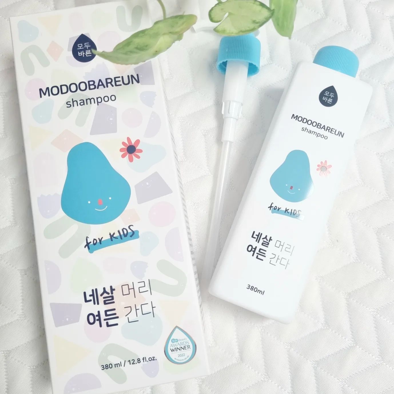 #협찬 모두바른 키즈샴푸
여름철 딸아이의 두피 땀을 안전한 성분으로 씻기고싶어서
화해 어워드 수상한 제품이면서  두피개선 테스트 완료된 모두바른 키즈샴푸 사용!

파라벤, 실리콘 등 인체에 유해한 5가지 성분들은 배 제하고 안전한 성분의 약산성 샴푸로
까다로운 독일 더마테스트에서 엑설런트 등급을 받은 만큼 민감한 아이도 안전하게 사용할수 있다.

어린이부터 성인까지 모두 사용할수 있고
코코넛유래 계면활성제가 땀, 노폐물, 먼지 등을 부드 럽고 깨끗하게 제거 해주니까 딸 아이가도 개운해 함 ㅎㅎ 

modoobr.kr
modoobareun

.
.
.

#키즈샴푸 #초등학생샴푸 #어린이샴푸 #비듬 #정수리냄새 #약산성 #성장기 #저자극샴푸 #모두바른샴푸 #모두바른키즈샴푸 #모두바른어린이샴푸 #약산성샴푸 #유아샴푸 #키즈샴푸추천 #유아샴푸추천 #초등학생샴푸 #정수리샴푸 #주니어샴푸 #모두바른 #육아필수템 #유아화장품 #아들맘 #딸맘 #육아맘 #달맘소통 #아들맘소통 #딸맘소통 

https://smartstore.naver.com/modoobr