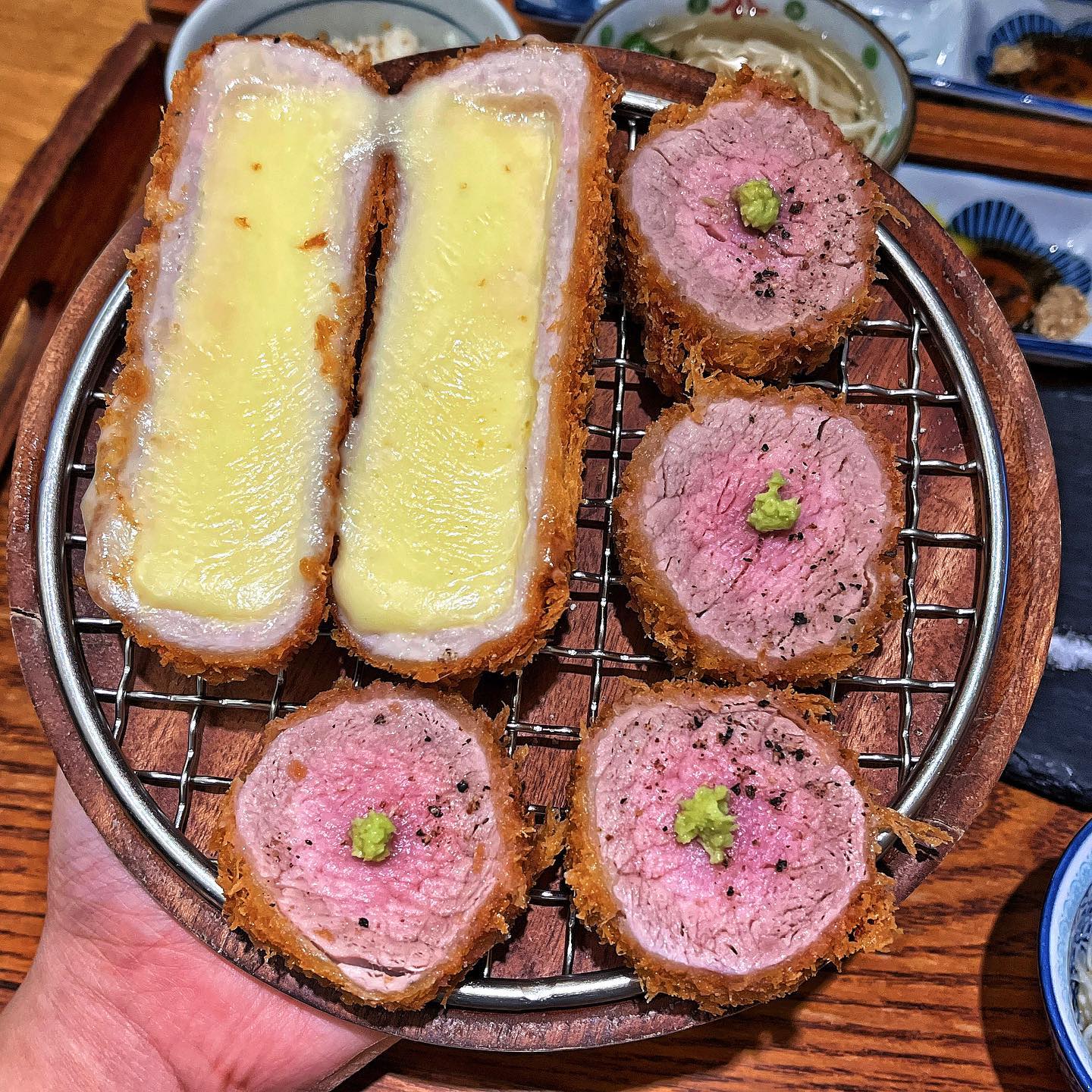 👩🏻‍🎓 #경양카츠 _ #산본

한국인 입맛에 맞게 재해석한 ‘한국식 퓨전 돈카츠’
소박하고 심플하지만, 맛은 정말 특별한 경양카츠
아! 밥, 국수, 반찬은 모-두 리필 가능!! 나이수❤️

💰안심X치즈카츠 - 16,900원
💰트러플버섯 크림파스타 & 안심카츠 - 15,900원

부-드럽고 육즙이 많아 풍미가 좋은 안심카츠와
등심에 고소한 치즈가 듬뿍 들어간 치즈카츠를
한 번에 먹을 수 있는 안심X치즈!! 개인적으로
안심X치즈는 돈까스 최강인듯;;;; 조합이 너무 좋아

3대 진미 중 하나인 트러플 향을 곁들인 크림 파스타
거기에 부드러운 안심카츠까지 곁들여 먹을 수 있어
특히 여기에 백김치를 싸먹으면 오묘하게 맛있음♥ 

🚌 경기 군포시 산본로323번길 20-25 1층