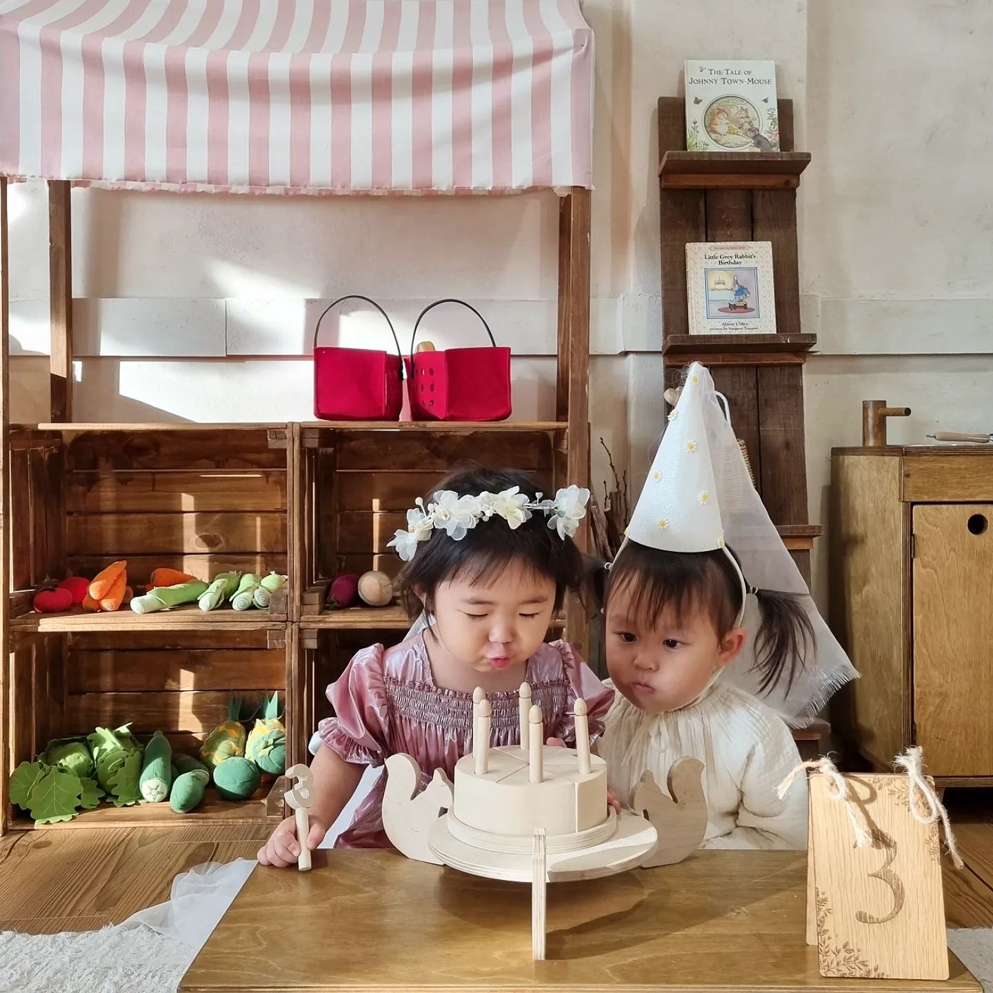 아기자기한 두 영애의 티파아티 🫖🎂
소꿉놀이하고 드레스 골라 입는게 마냥 좋은
민하와 또리 .. ♡
시녀 엄마들 조금 지쳤지만
그대들이 기쁘다면 🫡
 
 
#귀족따님 #무수리엄마 #생일축하해 #hbd 
#육아일기 #공동육아 #윤석열나이로 #3살