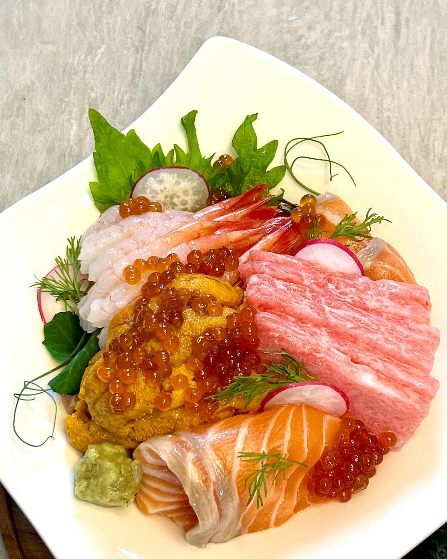 #제품협찬 

snowseafood 에서 
홈마카세 우니+단새우+참치뱃살 셋트를 보내주셔서 
어제 카이센동 먹었어요 🤗
감태, 김, 와사비, 간장은 물론, 해동지에 해동하는 법 설명지, 장갑, 초대리, 참치해동용 소금까지 들어가있다니. 너무 편한 거 아니에요?! 
요 셋트가 단돈 37800원!
거기다 2시까지주문하면 다음 날 배송 받을 수 있어요👍🏻
간장연어알과 연어, 꾸밈(?)허브들만 제가 더 추가했어요! 
간편하게 둘이서 맛나게 먹었네요.

지난 주말부터 컨디션이 안좋아 
요리를 거의 못하고 있네요.
댓글창도 닫아놓겠습니다 🥲

요 홈마카세 셋트가 궁금하신 분들은
🛒snowseafood 구경 가보셔요! 🩵