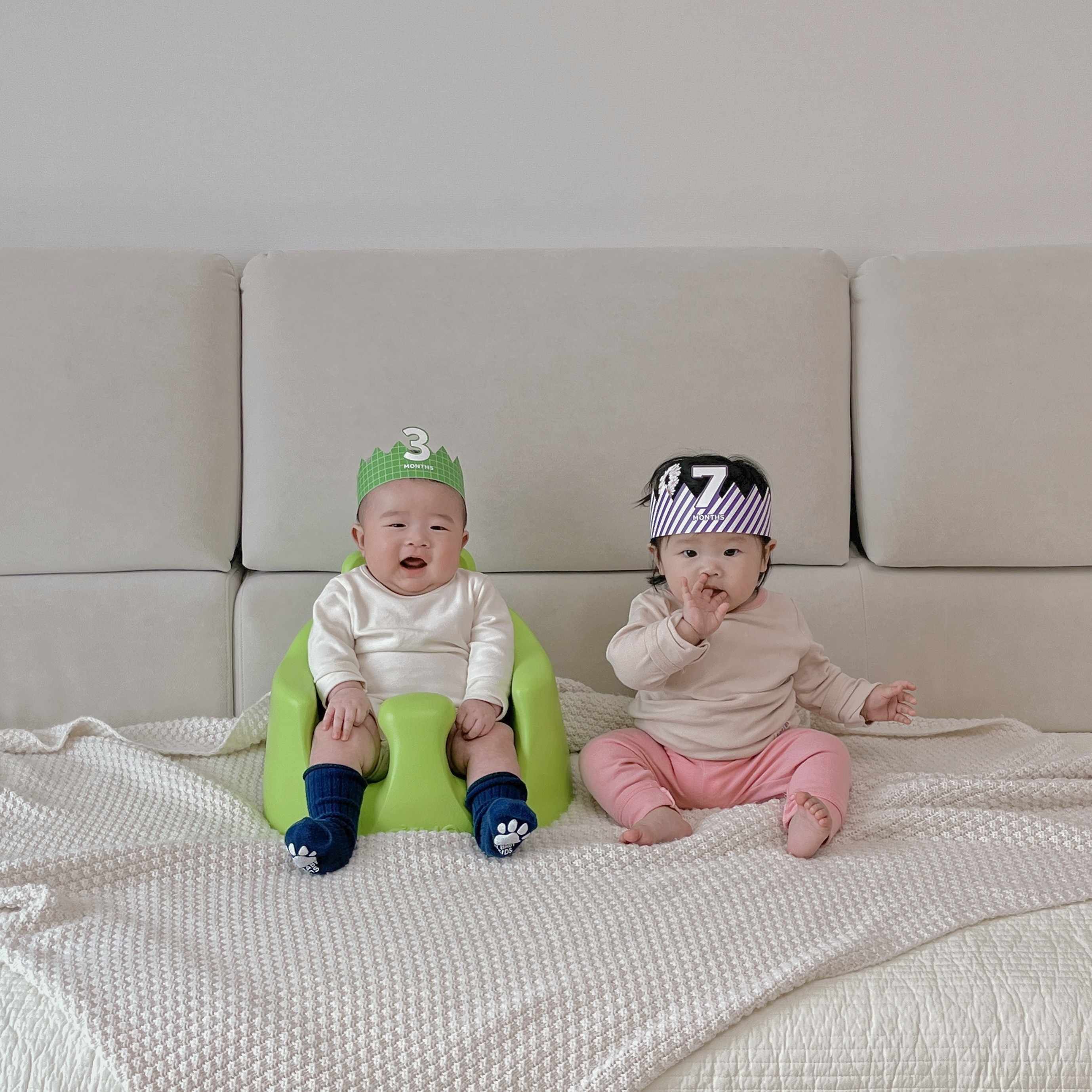 🤍🤍 

떨어지는 나뭇잎만 봐도 꺄르르한다는 말이 아줌마가 되어보니 (ㅋㅋㅋ) 
무슨말인지 알겠어요 😂😂 

철없던 중2 소녀들이 어엿한 애엄마가 되어서 만났는데 
몇년만에 보는데도 하나도 어색하지않고 그때처럼 꺄르르 웃고있더라구요 

달라진건 정신없이 수다떨다가도 아이들 소리에 1초만에 반응하는 엄마가 됐다는거 🐰🐻 

항상 누나 칭구들 형아누나만 보다가 만난 다쥬니의 첫 여자친구 🐰
엄마들과 다르게 (?) 순딩이 둘 너무 사랑스러워요 ..♥️ 

인친님들도 무소식이 희소식이다~ 맘속으로 응원하면서 오랜만에 봐도 애쓰지 않아도 되는 그런 칭구 있으시죠? 👯‍♀️ 

아이 친구엄마가 내 친구였는데, 찐 내 친구만나니까 행복한 하루 였어요🤍 

#너는딸하나 #나는딸하나아들하나 #잘키우자 (ㅋㅋㅋ)