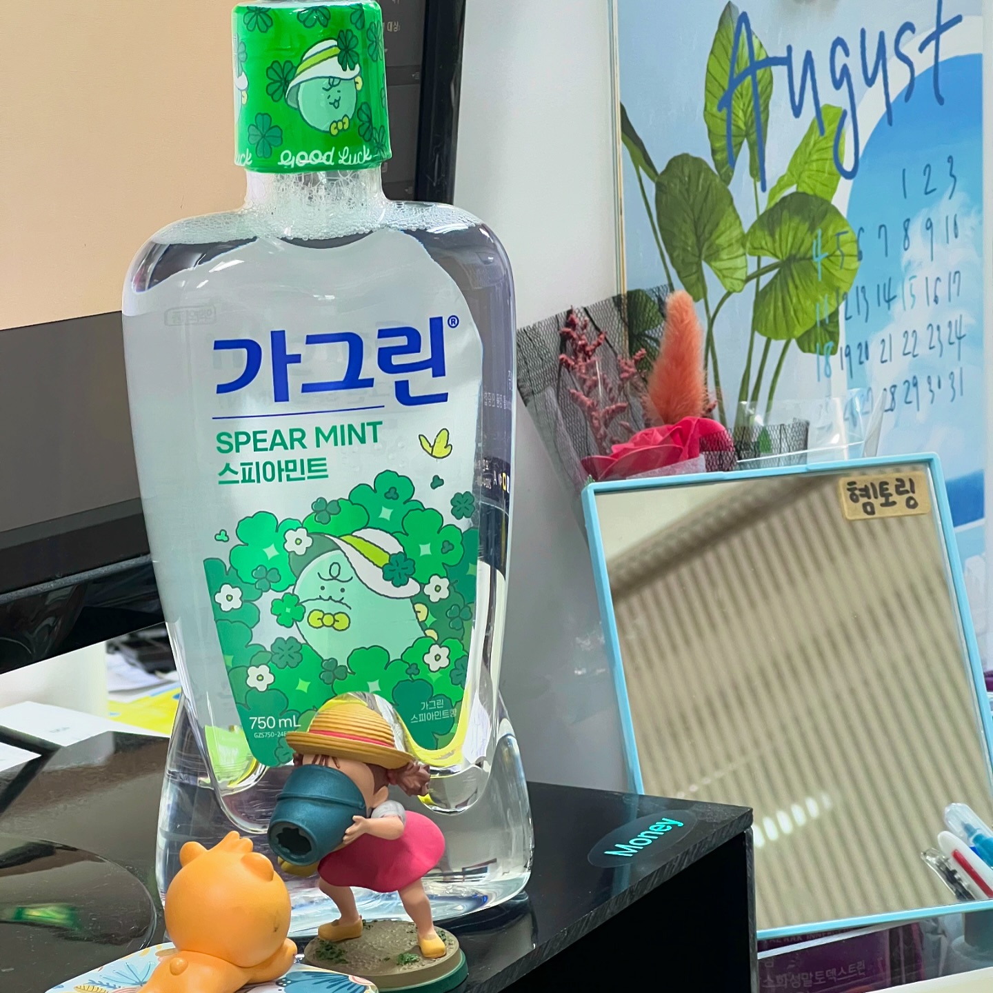 #광고 가그린 스피아민트🌿

겨울에도 제 입속 건강을 챙겨줬던 가그린!
이번에는 여름에 맞는 상쾌한 느낌의 스피아민트로 돌아왔어요!

껌 좀 씹으셨다면 모두들 아시는 스피아민트향!💚
가그린 뚜껑에 가득 담아 입안을 헹구고나면,
상쾌하고 싱그러움이 한가득 몰려와 기분이 좋아져요.
텁텁함 없이 상쾌함은 기본, 향기가 너무 좋은 거 있죠 ㅠ🫶
꼭 양치한 것 같은 개운함과함께 치아 곳곳에 시원함이 가득!🌿
이게 다 가그린의 5in1 효과 덕분인데요!

구취/프라그 제거와 충치/치은염 예방, 구강정화의 다섯가지 효과!
게다가 에탄올은 무첨가되어 자극적이지 않아요.
여름에 어울리는 상쾌하고 개운한 스피아민트향까지!
마지막으로 귀엽고 초록초록한 죠르디 버전이라 자꾸 보게 되더라구요?
죠르디 너무 사랑스러움 대박적 ㅠㅠ💚
 쿠팡과 동아제약 브랜드스토어에서 구매 가능한 가그린 스피아민트!
올 여름 입 안에도 시원함을 느끼고 싶다면 꼭 써 보세요!
 
 
 
#가그린 #카카오프렌즈 #니니즈 #죠르디 #구취제거 #입냄새제거 #가글추천 #추천템 #꿀템 #꿀팁