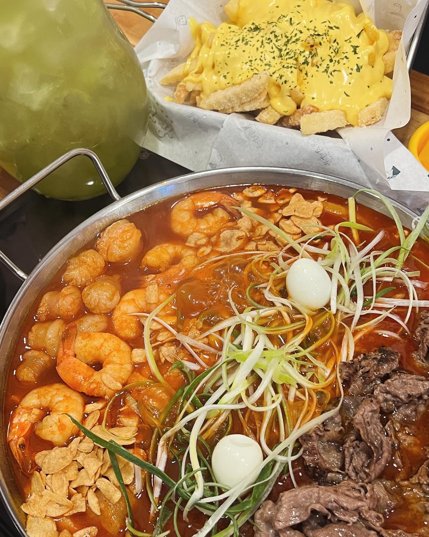 오늘은 고딩갬성으로 돌아가서 청년다방에 왔습니다! 고등학생때 보다 메뉴가 많이 추가되서 고르기 힘들었지만 내 선택은 차새대 떡볶이!와 버터갈릭 감자튀김!! 성인이된 지금 먹어도 맛있는 떡볶이와 감튀조합..♥️
.
.
.
.
.
.
#청년다방 #차새대떡볶이 #버터갈릭감자튀김 #청포도에이드 #먹방 #먹스타 #먹스타그램🍴 #먹팔 #먹스타맞팔 #먹부림 #먹팔맞팔 #먹는게남는거 #다이어트는내일부터