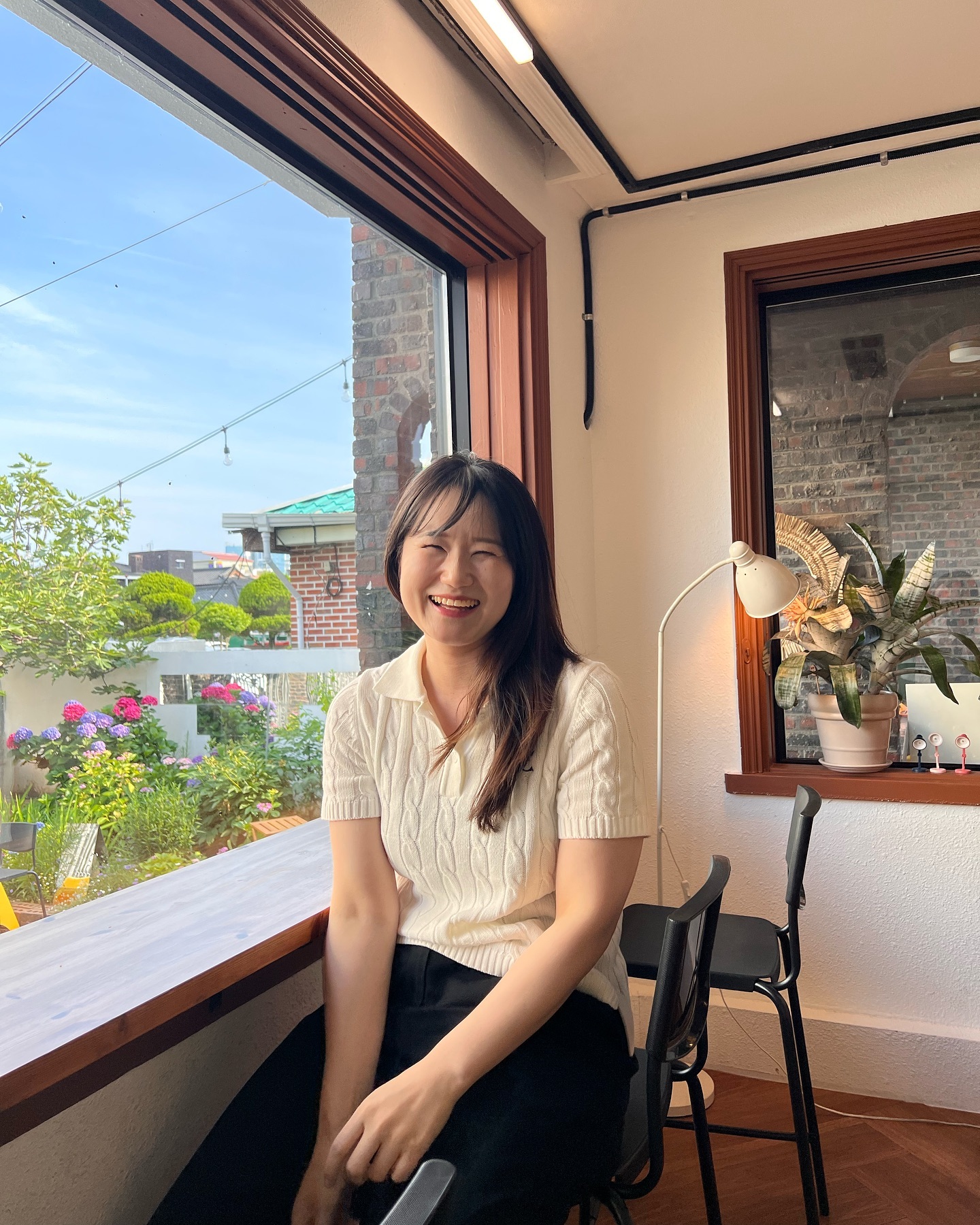 #20240630 #6월결산

6월 되니 확 더워짐을 실감했던 한 달.
더위 + 장마가 겹치면서 체력이 깎이는게 느껴졌지만, 
달리는 건 너무 재밌어서 좋았던 그런 시간.

이번달도 일 열심히 했고~
놀러는 못갔지만 그대신 여름 음식 먹으면서 더위 이겨내기!!

사랑하는 친구의 결혼식도 있었고,
덕분에 오랜만에 친구들도 만날 수 있어서 행복했다.

무더위가 다가오는 한여름은 참 싫지만
6월의 끝자락에서 맞이하는 생일과 복숭아🍑는 너무 좋다.
(복숭아 처돌이는 여름이 너무 싫은데 그런데 또 좋아..)

생일축하해주셔서 참 감사했습니다!!💞💞
생일 뿐만이 아니라 앞날을 축복해주셔서, 그리고 생일을 핑계로 오랜만에 안부를 주고 받으면서 인연을 이어나갈 수 있어서  행복했어요❤️

7월엔 본격적으로 시작될 장마 잘 이겨내고 수업도 열심히 하고,
공부도 열심히 더 하고, 운동 꾀부리지 말고 이 악물고 하기!!

#쏭스타그램