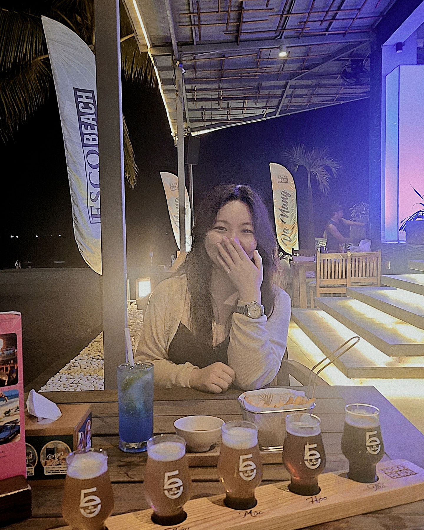 #🇻🇳

현지에 동생이 있으면 좋은 점 2
다른 가족들 하루종일 진빼고 호텔에서 쉬는 시간

누나만 밖으로 빼내어 약간의 아쉬운 마음도 남지 않게
어딘가로 데려가 주는데 모두 마음에 쏙 든다는 부분🥹

애기 입맛이라 술도 잘 안마시는 애가
나 구경하라고 아침에 갔던 카페에 다시 끌고갔는데
올때마다 다낭의 밤낮이 너무 달라서 놀란다
우연히 불쇼까지 해서 좋은 구경 하고 온 날ㅋㅋ

#다낭 #베트남 #danang #vietnam #여행 #travel #travelphotography #snap #여행스냅 #스냅
#escobeach #여행일기 #셀피 #🍻
