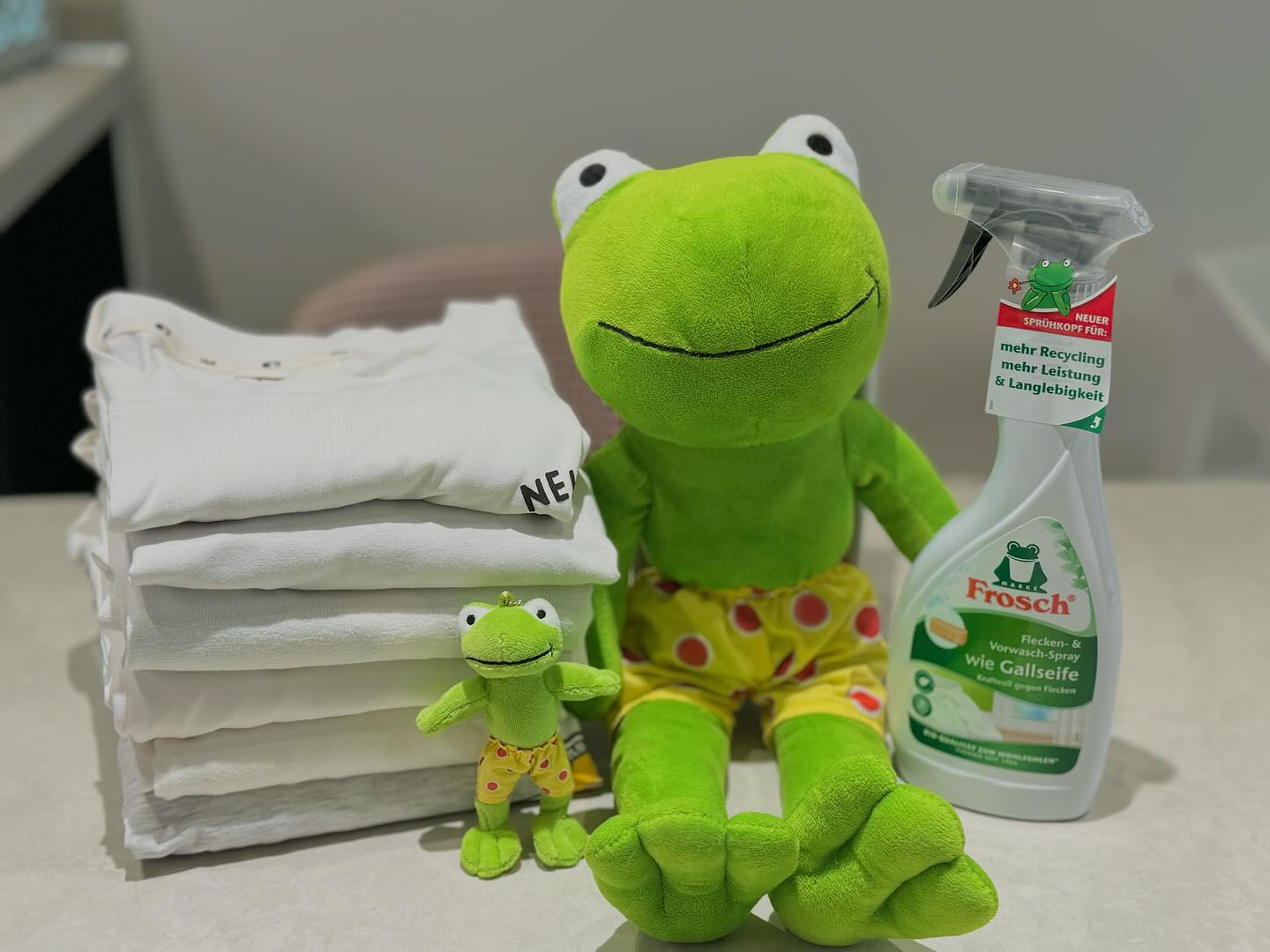 #제품제공 X frosch_kr

턱에 빵꾸난듯? 맨날 질질 흘리고 먹는 덜렁이에요;;
그래서 늘 식당가면 무조건 앞치마 먼저 찾아요.
그렇게 맨날 흘리면서도 옷장엔 흰색 티셔츠가 가득해요😭
흰색 옷을 좋아하는 편이라서 그런데요. 

흰옷을 입으면 제일 신경쓰이는데 흰옷 누런 목때..
화장하는 분들은 다들 공감하시죠? 
항상 목에 흔적을 남기는 팩트와 비비..😱
프로쉬얼룩제거제만 있으면 완벽하게 제거할 수 있어요!

지금부터 저만 따라해 보세요🐸💚

[프로쉬 얼룩제거제 사용방법]
1. 오염부위에 도포한 뒤 5~10분 방치
2. 미온수를 살짝 뿌려주고 손으로 살살 비벼 오염됨 얼룩 제거
3. 물로 헹구어내고 세탁기 돌리기
‼️프로쉬 알로에베라 세탁세제를 함께 사용하면 완전 퍼펙‼️

Before(6번째 사진)와 After(7번째 사진) 차이가 확실하죠?

👕 도복, 가운, 와이셔츠 등 각종 흰 옷 얼룩 완벽하게 제거해줘요!
👶 아기옷에 흘릭 과일물 김치국물 등 말끔히 사라져요!

프로쉬 덕분에 새하얀 새 옷이 생겼네요🐸💚

✔️본 내용은 프로쉬로부터 프로쉬즈 9기 활동으로 제품을 제공받아 작성하였습니다

#frosch #ecofriendly #클린위드프로쉬 #프로쉬 #개구리세제 #프로쉬얼룩제거제 #프로쉬세탁세제 #얼룩제거제 #흰옷얼룩제거 #와이셔츠목때 #얼룩제거제추천

​|

​​​⭐️ 자세한후기 블로그에 있어요