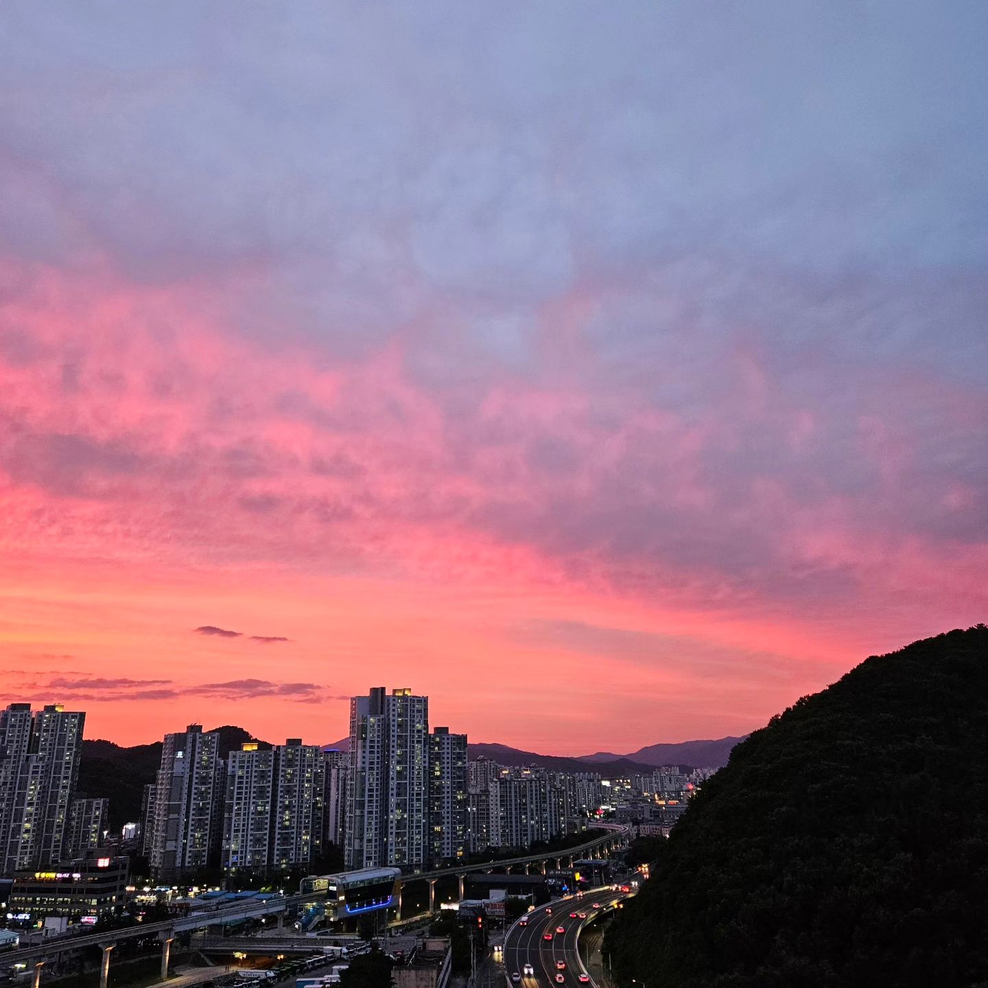 🌅
20층 우리집에서 보는 노을뷰
저녁준비하다가 본 붉은노을
진짜 최고다 넘 멋지댜👍🏻👍🏻

세가족함께👨‍👩‍👦
같이 보니 더 행복😄
.
.
.
#뷰맛집
#세가족함께
#붉은노을 
#우리집이뷰맛집