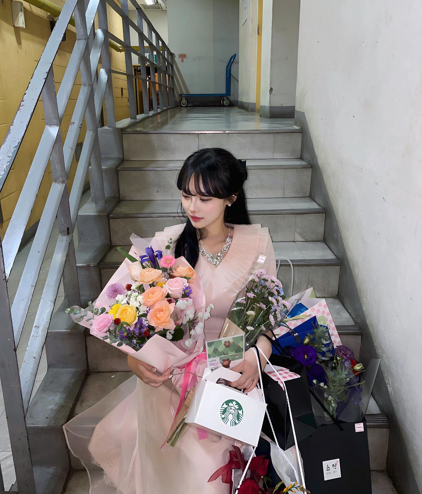 뮤지컬 올슉업 의상팀으로 시작해서 마지막 공연을 뮤지컬 올슉업의 실비아로 잘 마무리하게 되었습니다 열정 넘치고 따뜻한 사람들과 함께해서 너무 행복하고 잊지못할 소중한 경험이었습니다 제 곁에 좋은 사람들이 있다는게 얼마나 귀한 일인지˚₊· 추운 날에 먼길 보러와주신 분들 응원해주신 분들 한분 한분 정말 감사드리고 보답하겠습니다 ♡̆̎౨ৎ