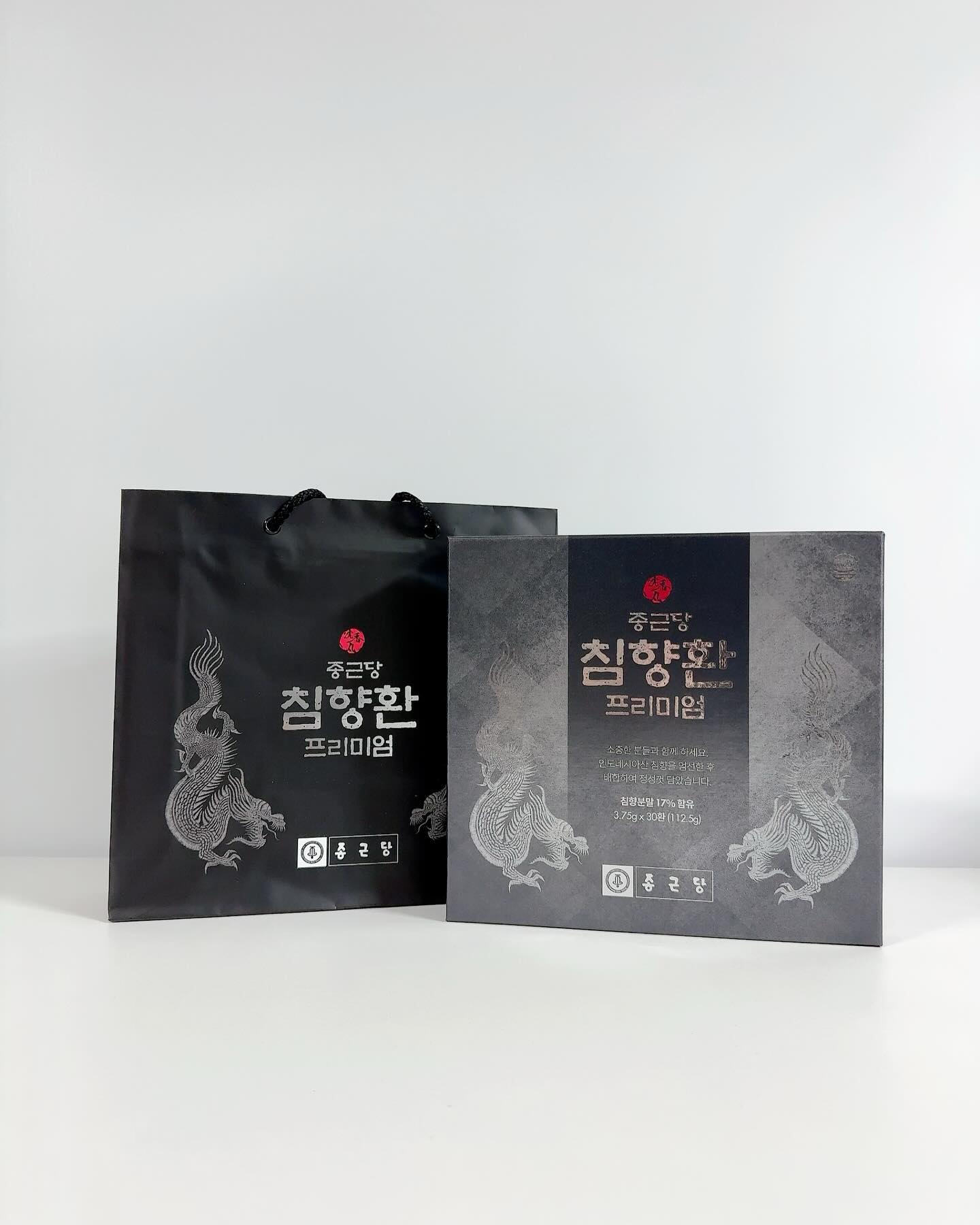 #협찬 kingkoc_
-
부모님 선물로 천년의 산삼, 진귀한 침향에 엄선한 원료 18가지를 배합한 최고급 명품 침향! 종근당 친향환 프리미엄 제품 준비해봤어요.
-
침향은 침향나무가 스스로를 보호하기 위해 수백 년 동안 품은 진액으로 세계 3대 향 중 유일하게 식용이 가능한 식물 원료로 천년의 산삼이라고 불릴만큼 진귀하다고 하더라고요.
-
기존보다 4배 높아진 압도적 침향 함량과 엄선한 한약 재료들의 황금배합과 80년 노하우의 종근당이 만든제품이라 믿음이 팍팍!
-
침향도 인도네시아산 고품질 침향으로 100% 진품침향을 사용했으며 성질이 강한 침향과 균형에 맞는 녹용, 마카, 아카시아꿀, 인삼, 구기자, 참당귀, 황기, 감초, 숙지황, 산수유, 오미자, 복분자, 천궁, 복령, 작약, 백출, 계피를 최적의 비율로 배합했다고 하네요.
-
꿀도 일반 사양벌꿀이 아닌 100%국내산 아카시아 벌꿀을 써서 그런지 쫀득한 식감에 달달한게 쓴맛이 덜해서 먹기도 좋았던 것 같아요.
-
일상에 피로감을 느끼시는 분! 소중한 가족의 건강을 챙기고 싶으신분! 기력이 떨어져 입맛이 없으신 분! 튼튼한 체력이 필요한 학생&수험생! 고마운 분들께 드릴 품격있는 선물을 찾으시는 분들께 적극 추천드릴께요.
-
참고로 제 프로필 구매링크를 통해서 구입하시면 기간특가로 인터넷 최저가보다 100% 낮은 가격으로 저렴하게 구입할 수 있으니 필요하신분은 프로필 구매링크 클릭클릭!
-
#더콕 #설선물 #홍삼선물세트 #설선물세트 #선물세트 #설선물추천 #홍삼세트 #침향환 #고급선물 #KINGKOC #THEKOC