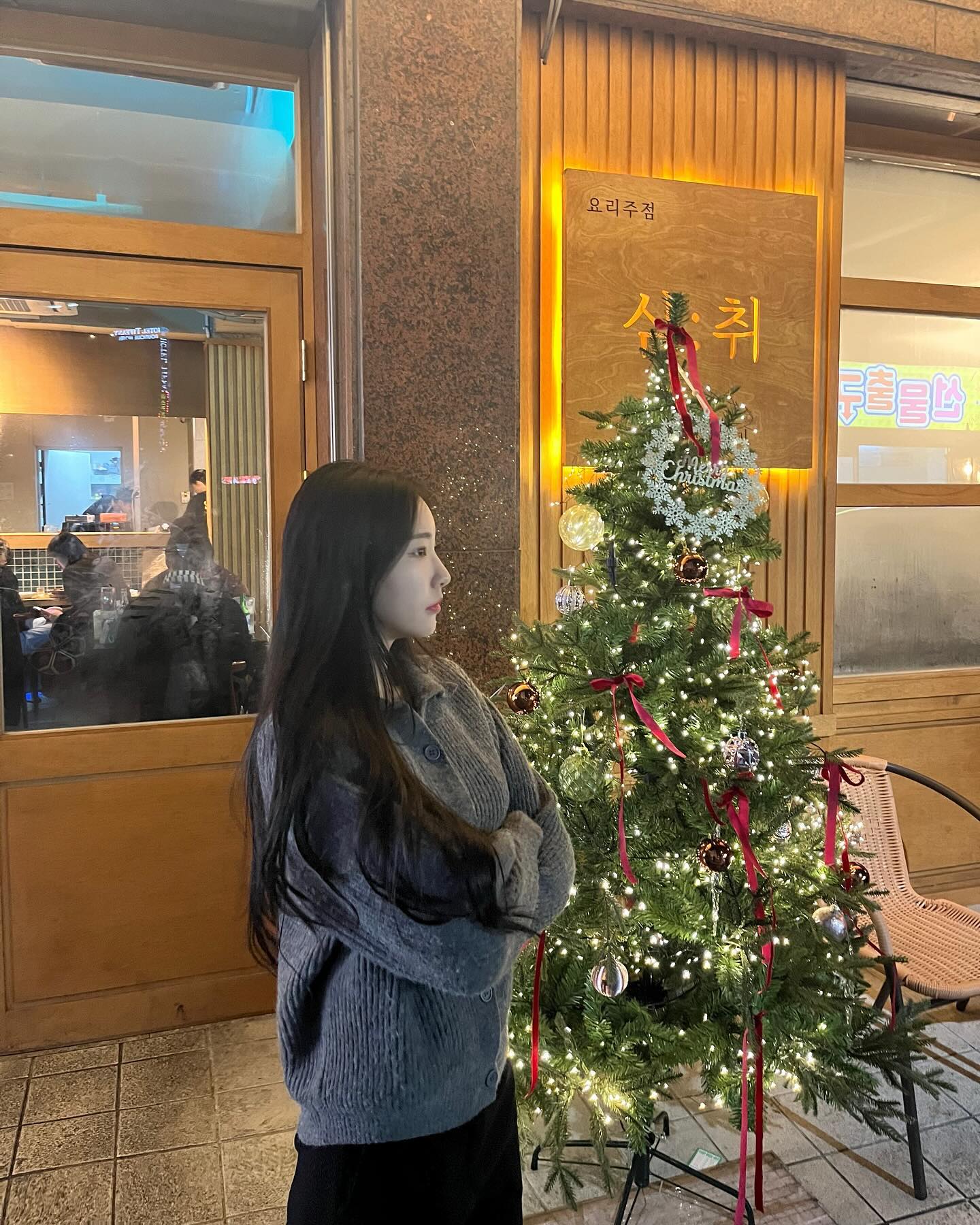 술 먹다 트리가 예뻐서 한 컷 찍었어요