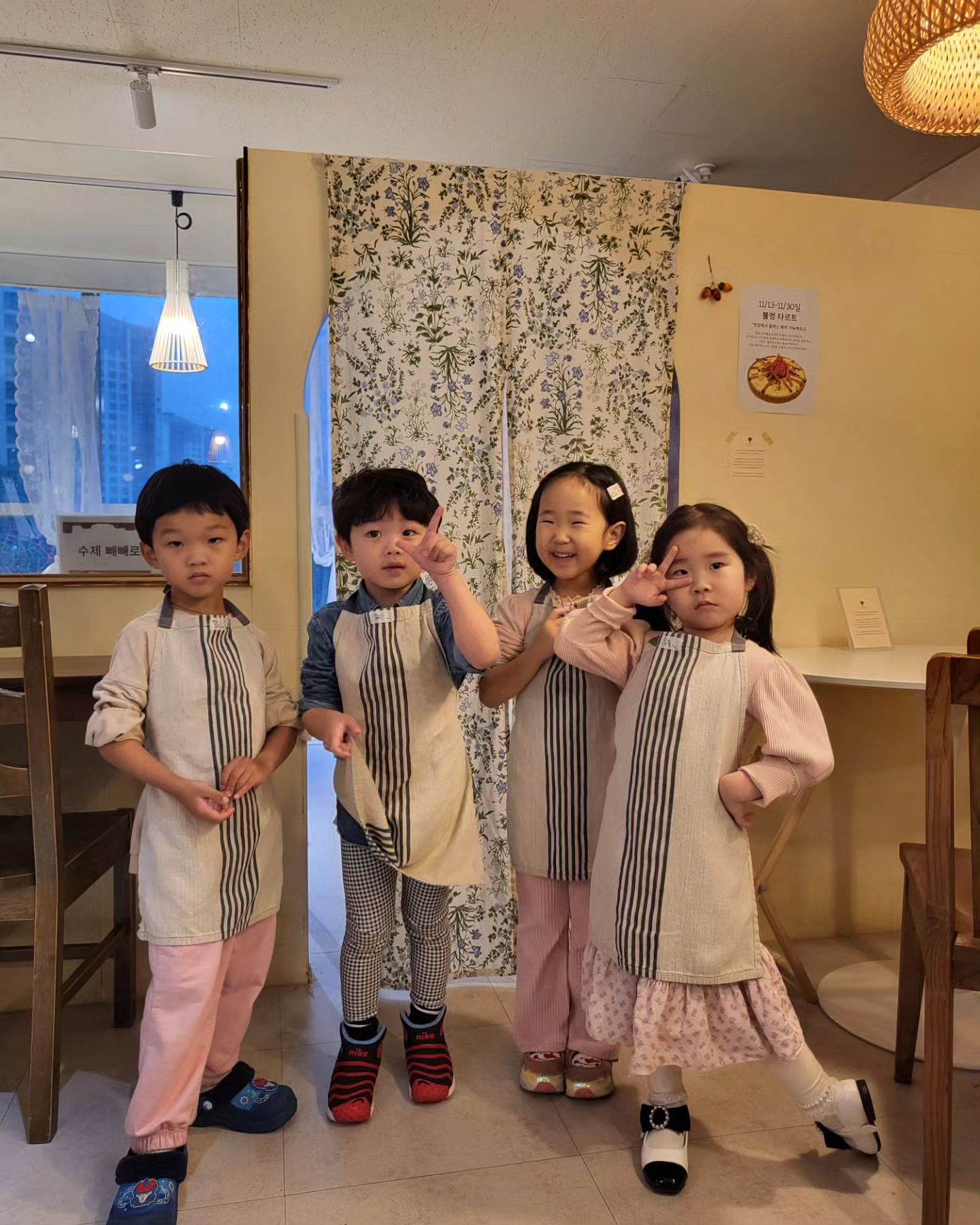 -
유치원 친구들과 빼빼로 만들기🤎

손에 묻은거 먹다가 
마지막엔 그릇째 마심🤣🤣

#5살
#비오는날
#제제의부엌