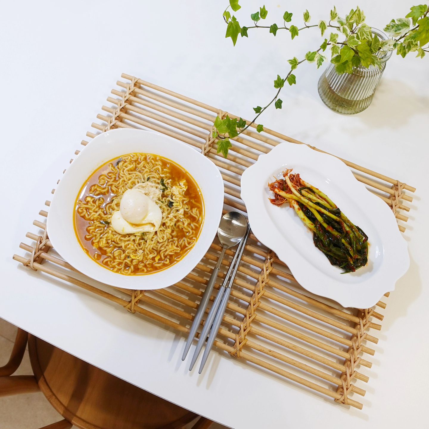#협찬 

뿌리까지 있는 파김치는 처음 먹어봤는데
식감도 좋고 맛까지 좋아서 챙겨먹게 되는거예요👍

전통식품인증 업체인 광주 김치타운에서 만들어지는
뿌파김치는 수입 고추가루를 사용하지 않고
국내산 고추가루만을 사용해서 만들기 때문에
더더욱 맛있고 우리 입맛에 딱이랍니다.

맛있게 매운맛이 일품이라 더 끌리는 파김치로
화학적인 캡사이신의 매운맛이 아닌 자연의 매운맛이라
많이 먹어도 물리지 않거든요.

밥 한공기도 뿌파김치만 있으면 문제없이 클리어!!

kimchiga_kimchitown

#매운김치 #뿌리파김치 #뿌파김치 #전라도김치 #광주김치 #정휴선불김치 #대파순김치 #불파김치