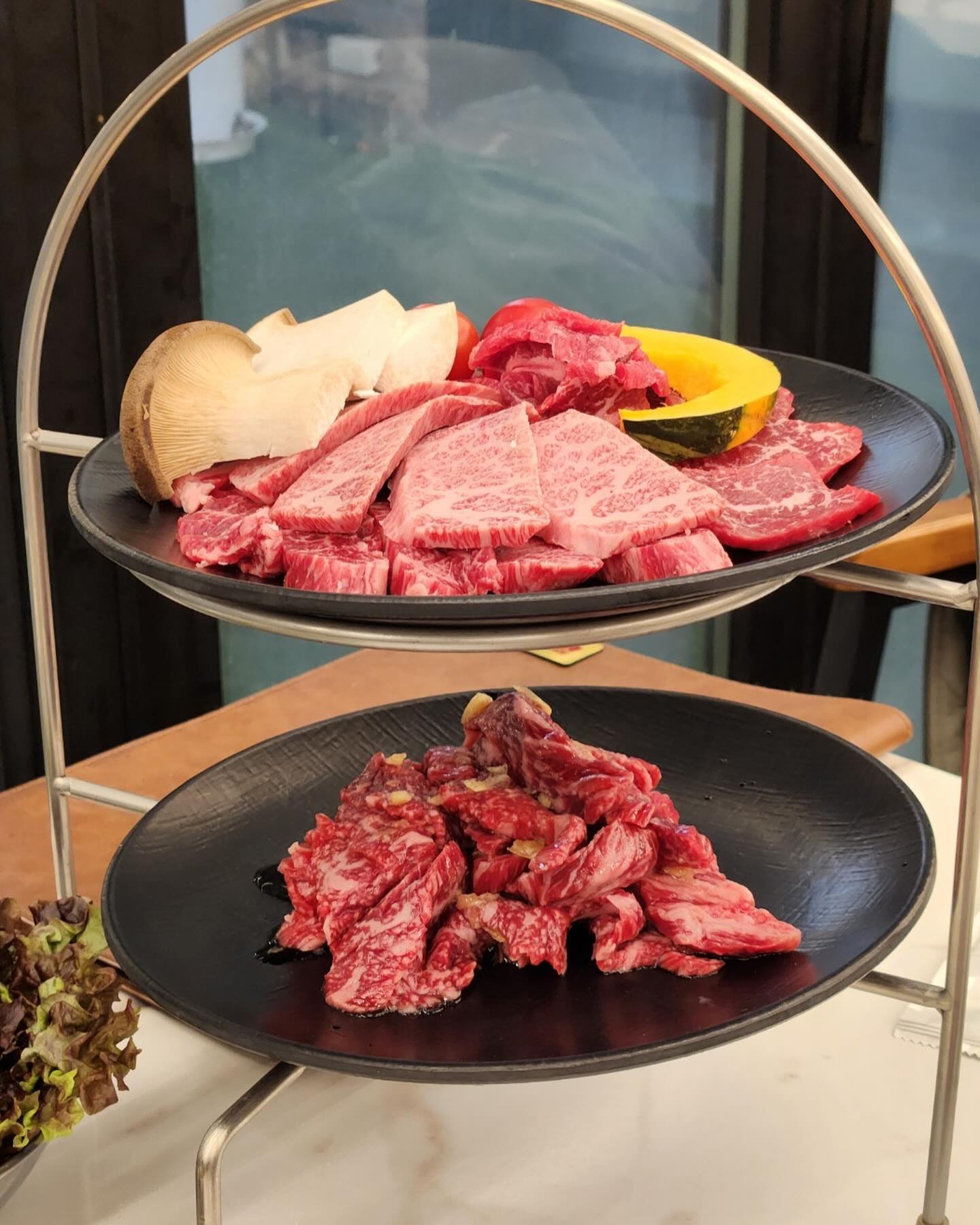 예전에 놀러가고 맛집가고 한거 인스타계정 따로 파서 올렸는데 어느순간 삭제당함.
왜 삭제 당한거지??
임산부는 돼지보다는 소가 더 좋대서 원래는 소고기 쏘쏘한데 올만에 잘 안내려가는 기름칠 하러 소고기집으로.
내 사랑 살치살…ㅎ
사실 기름기가득이 더 맛남. 아직 소고기를 잘 모르는건가??
소고기는 아주 가끔 먹어줘야 맛있는듯 이전에 너무 먹고싶었는데 ㅠ먹지도 못하고 다 올리고 이제야 몇시간 텀으로 먹을 수 있음에 감사합니다.
요새 먹을 수 있음에 감사한 하루

#문덕맛집 #맛집스타그램 #문덕한우 #소고기맛집 #일상스타그램