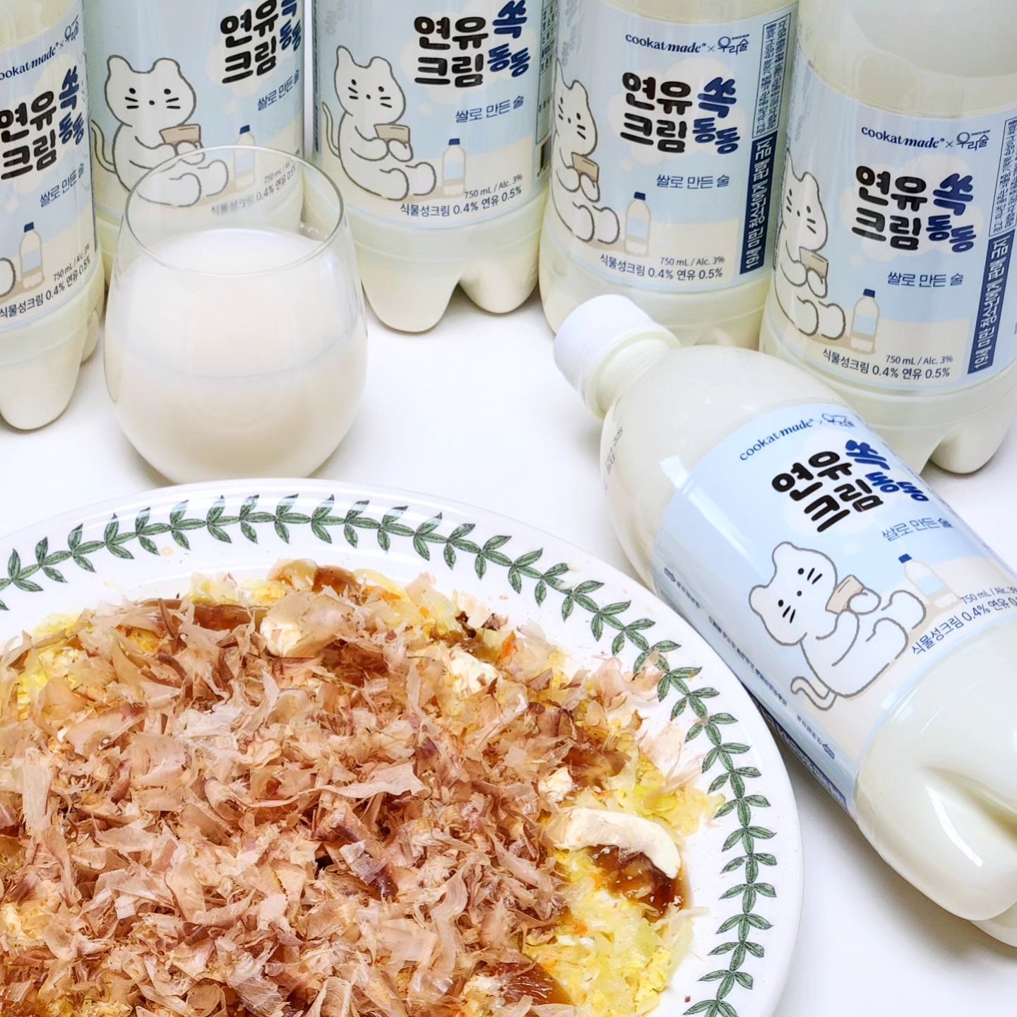 #협찬 🍶쿠캣X우리술_연유쏙크림동동

인스타에서 아주 핫하디 핫한 막걸리...♡
저도 먹어봤어요!!!!!!!!!!

제가 주류 중에는 막걸리를 가장 좋아하는데요,
특히 가평 잣 생 막걸리랑 알밤동동을 엄청 좋아하거든요?!
근데 이 두 제품을 만드는 회사 ㈜우리술에서 쿠캣과 콜라보했다니
무조건 먹어봐야하지 않겠습니까?!

🍶맛
  연유 쏙! 크림 동동!이라는 이름답게
  어어엄청 부드럽고 달달한 맛을 가졌어요
  그리고 탄산이 톡! 쏴서 부들달달톡톡함!!!!!!!
 💙살얼음 얼게 얼려드시면 왕 쏘 굿굳💙
🍶특징
 - 도수가 3도로 낮고 가볍게 마실 수 있었던..♡
 - 막걸리 전문 회사의 노하우와
  청정가평의 250m지하 암반수로 빚었다니 말 다한 신선함
🍶쿠캣 콜라보
  인스타 유행의 성지 쿠캣^..^과 함께 한 맛답게
  맛 조율이 기가 막히더라구요
  그래서 지금 GS25에서 구하기 힘든 막걸리랍니다

📣현재 GS25에서만 구매 가능!
⭐Tip! 재고가 없다면 발주 요청하셔서 꼭 겟하시길☆

저는 제 요즘 최애 음식인 노밀가루 오코노미야끼랑 먹었는데
적당히 단맛과 부드러움, 탄산의 조화라
모든 음식과 잘 어울릴 것 같아여
패키지도 귀여워서 친구들이랑 맛도리 안주 푸파할 때 곁들이면
바로 인스스행-!

유행 때문이 아니라 진짜 맛있고
부드러운 술을 찾으신다면 꼭 드셔보세요!
알쓰인 엄마랑 둘이서 넘 맛있게 먹었는데요, 
술이 맛없어서 싫다! 하시는 분들께 왕왕 추천함동
-
© 2024. ye또먹 All rights reserved.
📌#ye또먹_술 
#크림 #연유 #연유쏙크림동동 #무아스파탐막걸리 #탁주 #우리술 #막걸리 #막걸리추천 #술안주 #안주 #쿠캣 #맛있는막걸리 #맛있는술 #안주추천
#안주스타그램 #술스타그램 #불토 #홈술 #혼술 #혼술안주 #홈술안주
#맛집추천 #makgeolli