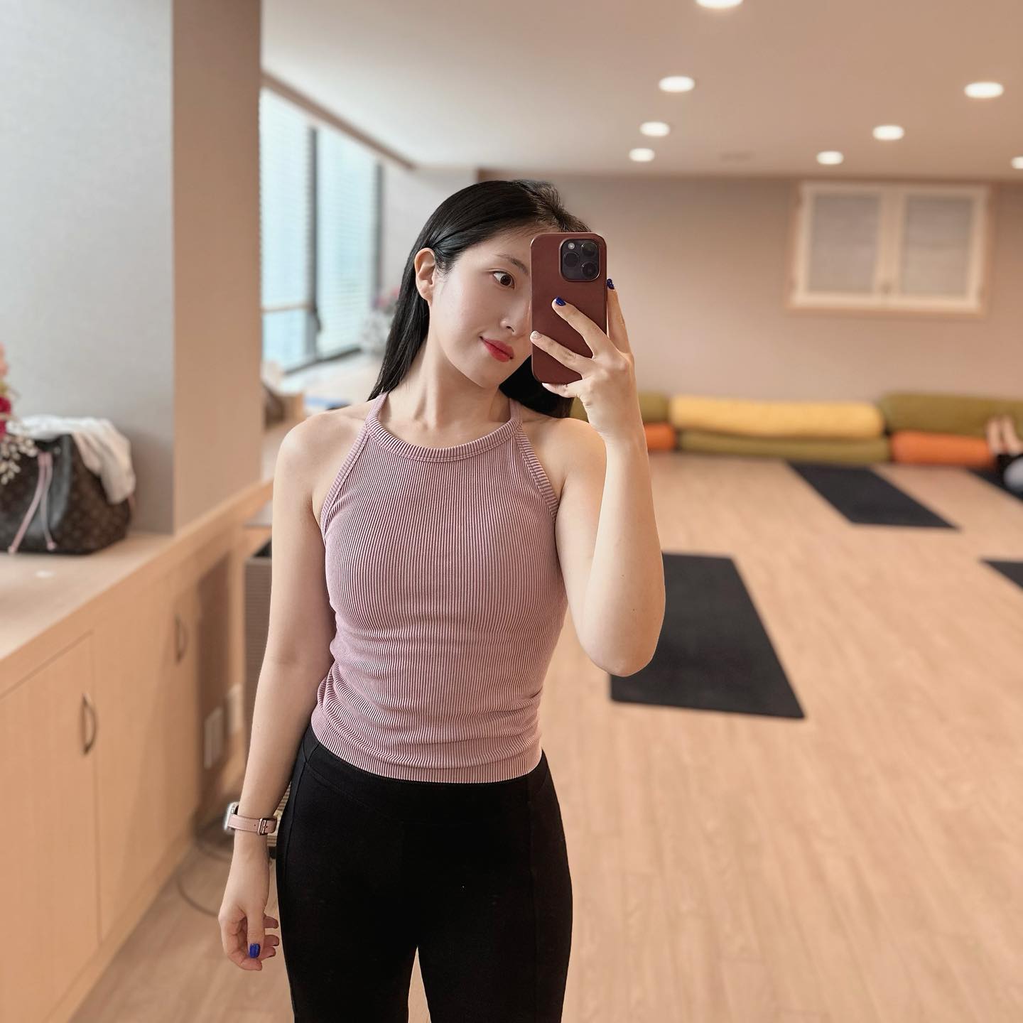 #오늘의출근룩 🤳

새가슴이라 나시 잘못 입으면
엄청 이상한(?) 몸인데
어깨가 너무 예뻐보이는 홀터나시..💓

단품으로 입어도 안부담스럽고
예쁜데 진~짜 편하기까지해서
요즘 제 맘 속 1순위 요가복이에요 🤟🏻

itzon_apparel_kr #잇존어패럴