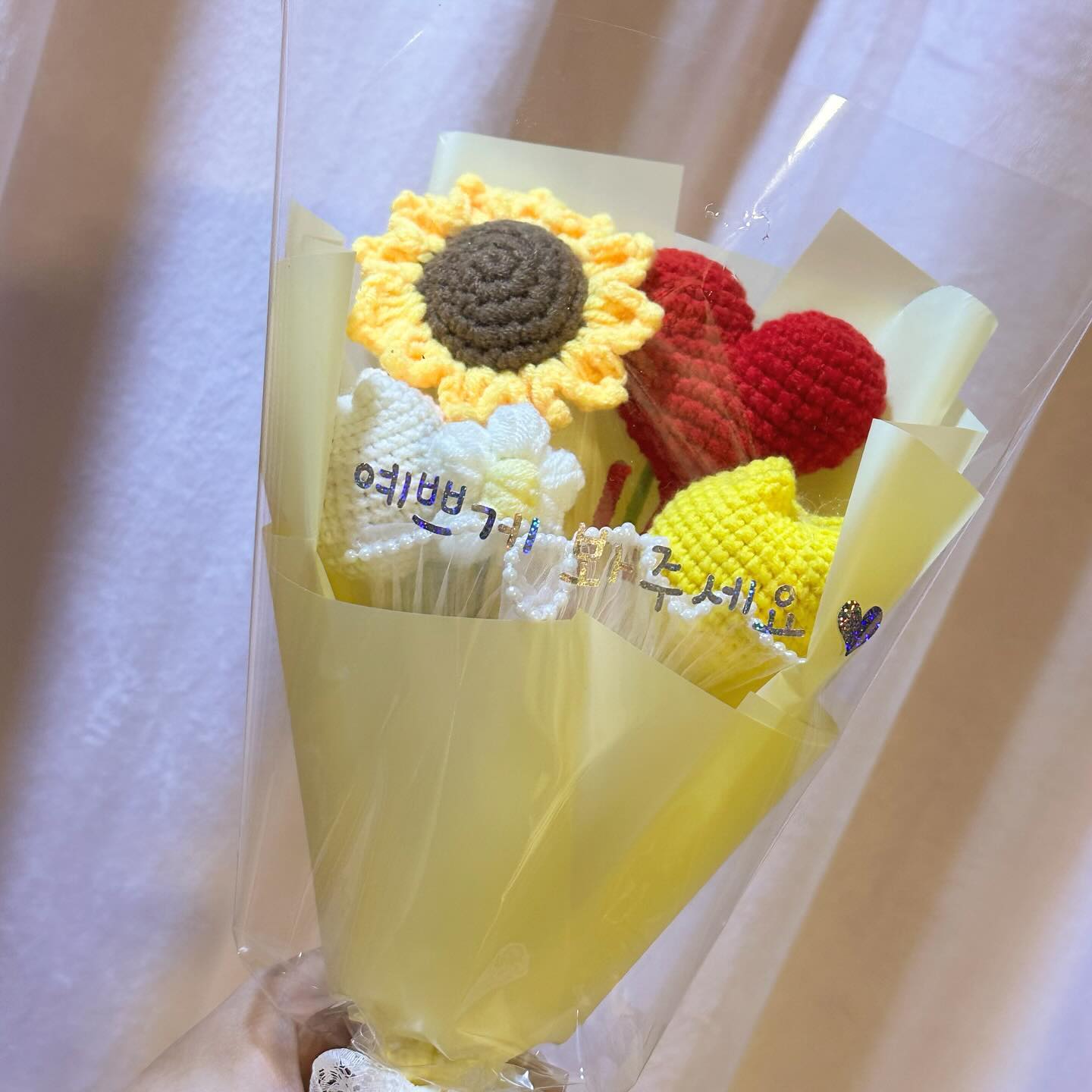 여러분! 뜨개꽃다발이라구 아시나용
⠀
DIY로 찾아보다가 발견한!
완제품 뜨개꽃다발입니당 💐
⠀
저희 예비시어머님은
꽃가루 알레르기가 있으셔서
꽃다발을 못 드리는 게 넘 슬펐는데
이렇게 앙증맞고 귀여운 게 있더라구요,,
⠀
저희가 아직 20대고,
예랑이가 저보다 어리다 보니
시부모님 나이두 저희 부모님보다 어리셔서 ㅎㅎ
⠀
고민 없이 픽하구 주문해서
오늘 미리 받았는데 너무 예쁜 거 있죠,,
⠀
포장에 레터링 작업도 가능해서
저 센스있는 예비며느리가 될 것 같은
느낌적인 느낌 🫡
⠀
⠀
넘 귀엽고 예뻐서 자랑 삼아 미리 올려보아욧🪽