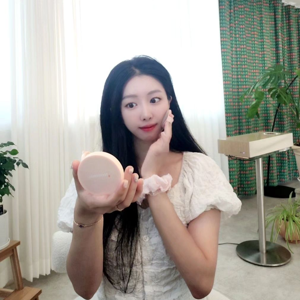 #협찬 다들 잘 지내고 계신가요??
요즘 매일 메이크업 자격증 과정듣느라 인스타에  오랜만이예요😉
근황도 곧 가져올게용💖💖

🌼더마쉐어 프로폴리스 롱웨어세럼쿠션🌼
✅️촉촉하고 내츄럴한 느낌이예요
✅️다크닝없이 자연스럽고 맑은 피부톤
ℹ️ 프로폴리스 25% 함유
ℹ️ 자외선차단+미백+주름개선 3중 기능성
ℹ️ 피부 무자극 테스트 완료

✔️촉촉한 내츄럴 쿠션 찾으시는 분들께 쌩얼쿠션으로 좋아요😆

#히나뷰티 #더마쉐어 #쿠션팩트 #더마쉐어쿠션 #쿠션파운데이션 #에어쿠션 #쿠션파데추천 #민감성피부 #커버력좋은쿠션 #촉촉한쿠션 #보송한쿠션 #파운데이션 #쿠션커버#인슈슈#그로커#그로우커넥트#그로커챌린지