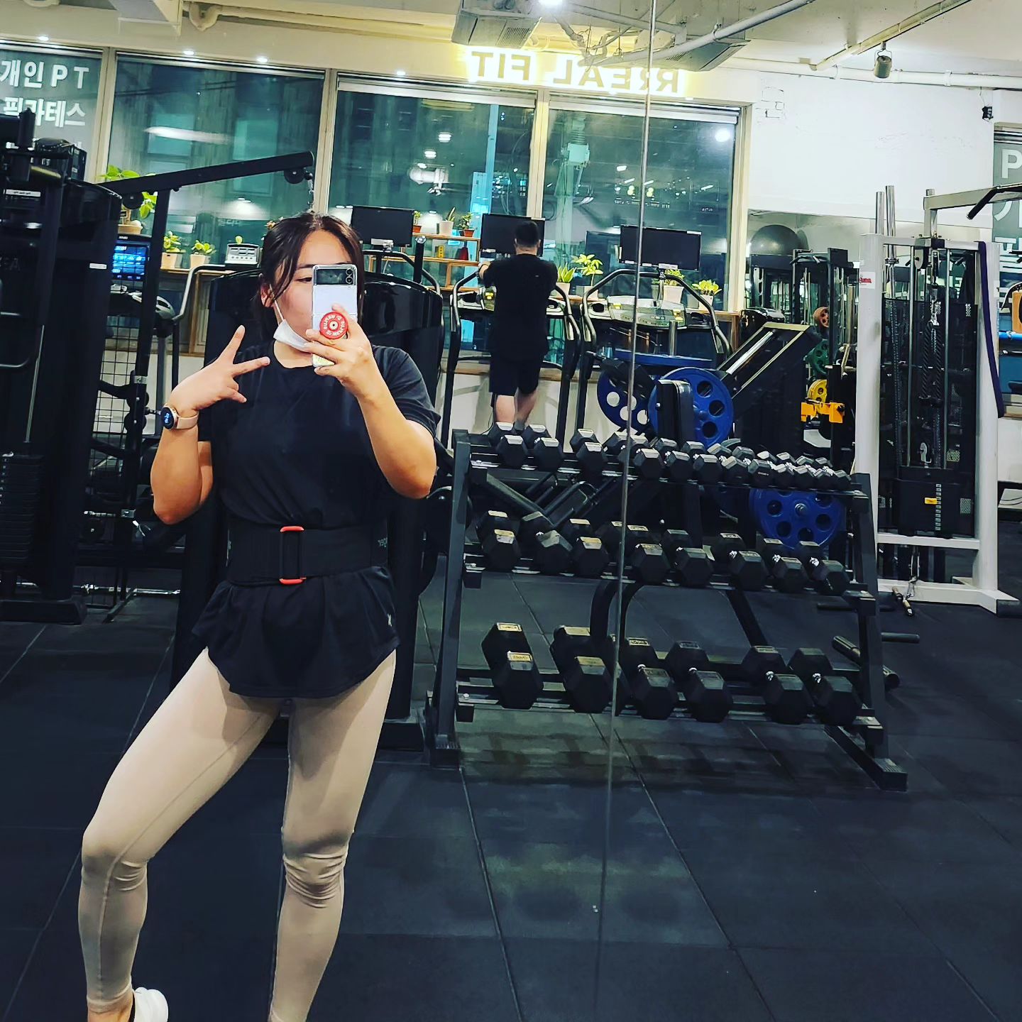 ✔️230904 #오운완

-ab슬라이드
-바벨 숄더프레스 27.5kg
-리어델트플라이
-사이드레터럴레이즈
-바벨컬+오버헤드익스텐션

쌤한테 벨트선물받았다😃
직접 주는게 아니라 시크하게
저기 벨트있으니 가져가라함ㅋㅋㅋ
좋은 선물 받았으니 열심히 운동해야지😁