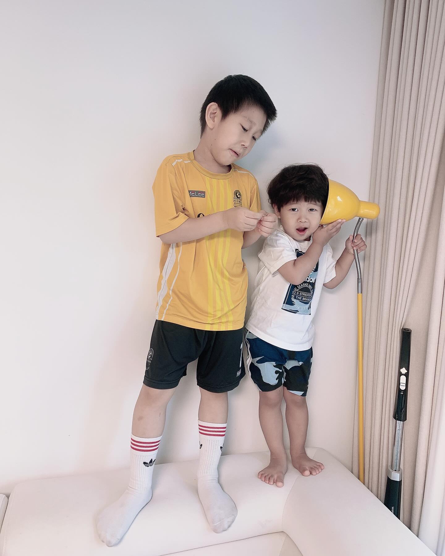 ☺️
.
.
.
오늘은 엉아먼저 데려다 주라고오오오. . . . 
엘베타고 1층만 가면 어린이집인디 왜 꼭 그럴까아?
가면 잘놀다오면서 문앞에선 들어가기 싫어하심🥲
