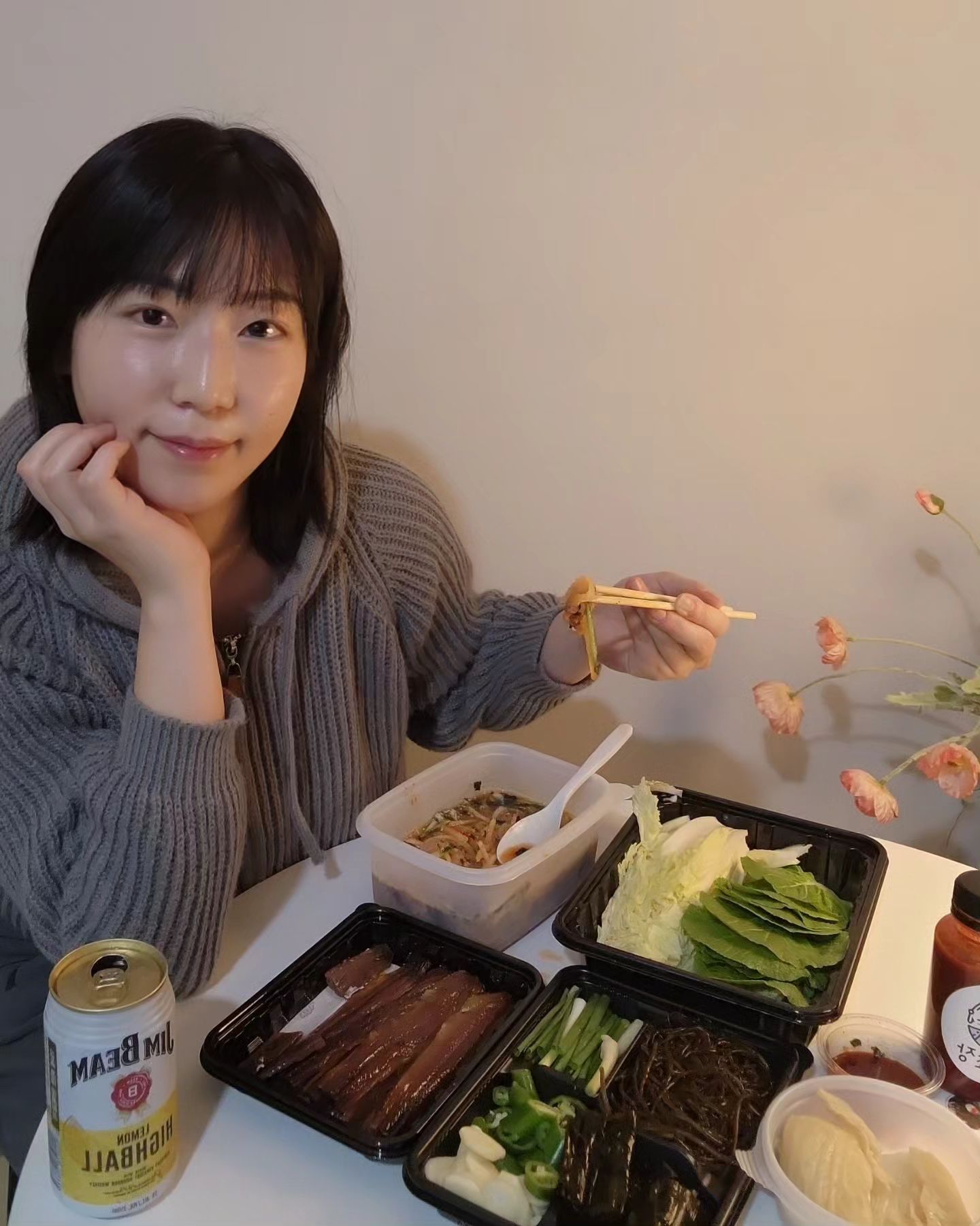 #협찬
marado_pohang #포항마라도회식당 #포항과메기

제철음식을 꼬박꼬박 챙겨 먹는 편😌
요즘은 딱 과메기 먹어줘야하자나용
택배로 넘 꼼꼼하게 포장해서 배송되고 맛도  안비리고 넘 신선해서 감동 받았던 포항 마라도 회식!!!
양도 무지 많고 야채도 다 손질되어있으니까 바로 택배 받자마자 먹을 수 있어서 만족🩷

#포항물회 #뷰티 #리뷰 #과메기 #패션 #구룡포과메기 #일상 #먹방