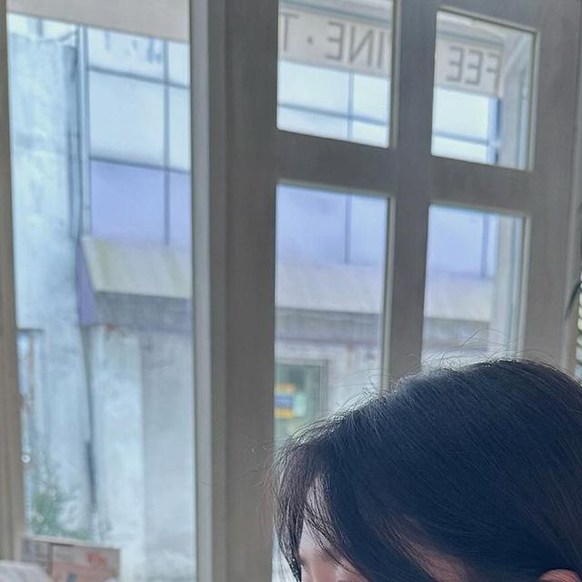 혜인 on Instagram: "아기자기 갬송 카페 ,, @cuv_share 복숭아 아이스티 마싯었따 ! 담엔 브런치 먹으러 와야지 ଘ(੭*ˊᵕˋ)੭* . . . #커브쉐어 #남포동카페 #부산협찬"