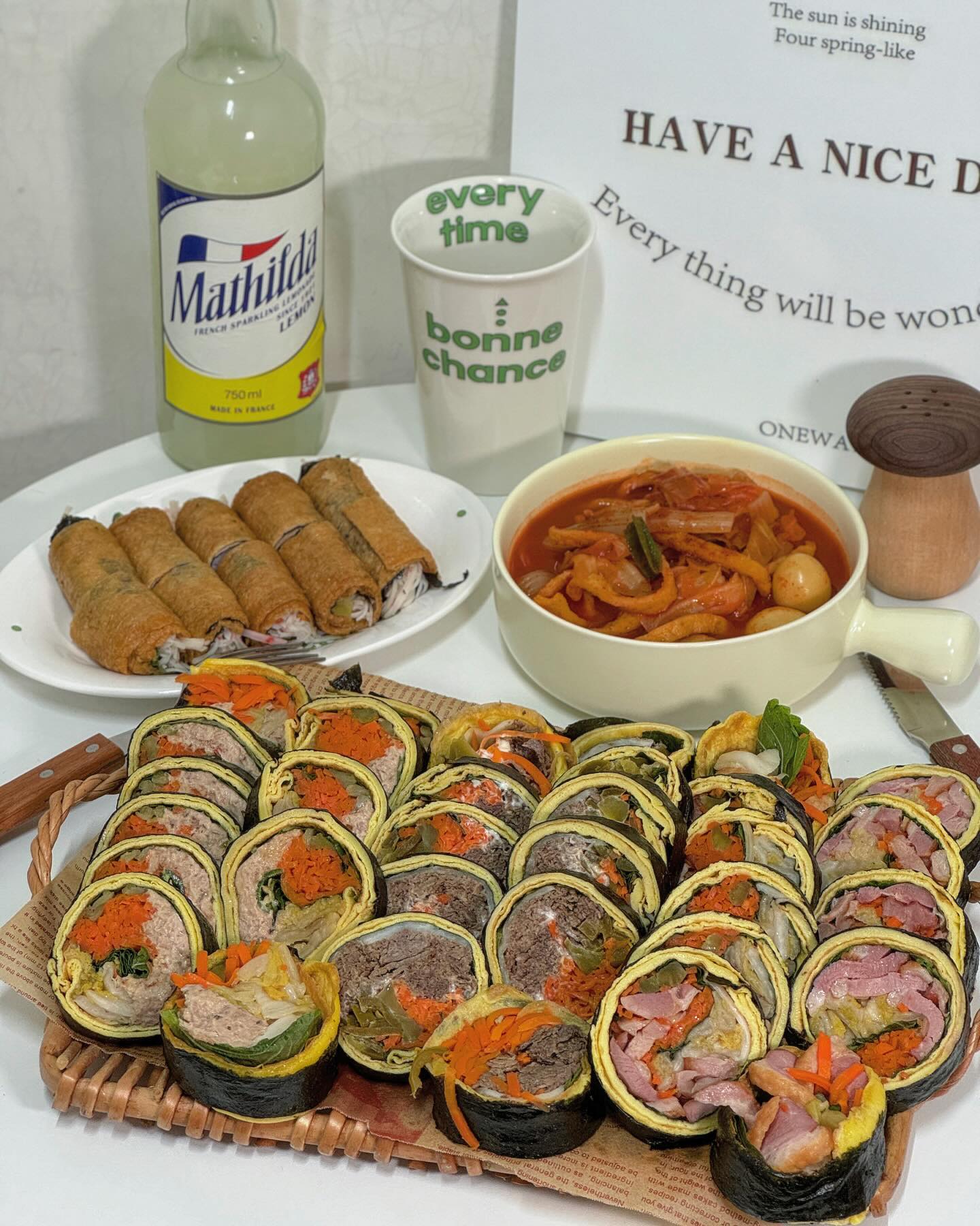 *협찬 jeiljeodang 

다이어터와 헬서들 주목해야 할 #제일저당 은 저당키토김밥 및 분식류를 판매하여 맛있는 몸관리를 할 수 있는 #강남김밥맛집 이다💪🏼

크기부터 남다른 위대한 김밥을 한입 넣으면 입안 가득 평정하여 터질 지경이지만 이렇게 큰 김밥도 한입에 먹는 게 예의인 셈💋

김밥 종류만 해도 12가지에다 유부롤, 떡볶이, 그리고 여러 곁들임 메뉴까지 다양하면서도 특색 있는 메뉴로 구성된 #논현동맛집 이다💡

실제로 당뇨가 있는 사람도 찾을 정도의 건강한 #저탄수분식 을 판매하니 혈당관리가 필요하다면 더할 나위 없는데❤️‍🩹

함께 오는 꼬들단무지 무침은 들기름의 고소함과 새콤함 꼬들 단무지 식감의 환상적인 조합으로 김밥과 같이 먹으니 금상첨화 그 잡채✨

🔍참치묵은지 키토김밥➿계란지단을 베이스로 참치와 들기름에 감칠맛 폭발로 만든 묵은지 볶음이 잔뜩 들어간 키토김밥🍳
🔍오리궁채 키토김밥➿계란지단을 베이스로 기름기를 뺀 훈제오리와 궁채가 많이 들어간 미친식감의 키토김밥🦆
🔍불고기할라피뇨 키토김밥➿주인장이 야심차게 준비한 직접 재운 소불고기로 상큼하고 맵싹한 할라피뇨와 궁채 장아찌의 콜라보레이션🐂
🔍유부롤➿유부와 구운두부, 크래미와 상큼한 오이와 궁채 장아찌의 세상 속세적인 맛🥒
🔍96프로 어묵 떡볶이➿밀가루가 일체 들어가지 않은 96프로 어육 함량의 어묵과 곤약으로 조리한 떡볶이🔥

영양사 출신 사장님이 직접 해본 다이어트를 공유하는 만큼 다이어트 음식과 #강남키토김밥 을 찾을 땐 제일저당만 기억하기🤙🏼

📍주소 : 서울 강남구 학동로43길 38 지하2층 B201호 주방3호
⏰영업시간 : 평일 10:30~19:30, 토요일 11:00~19:00 매주 일요일 휴무
🅿️주차 : 🙅🏻
.
.
.
.
.
#강남키토김밥 #키토제닉식단 #키토제닉다이어트 #강남구청맛집 #강남구청역맛집 #키토김밥